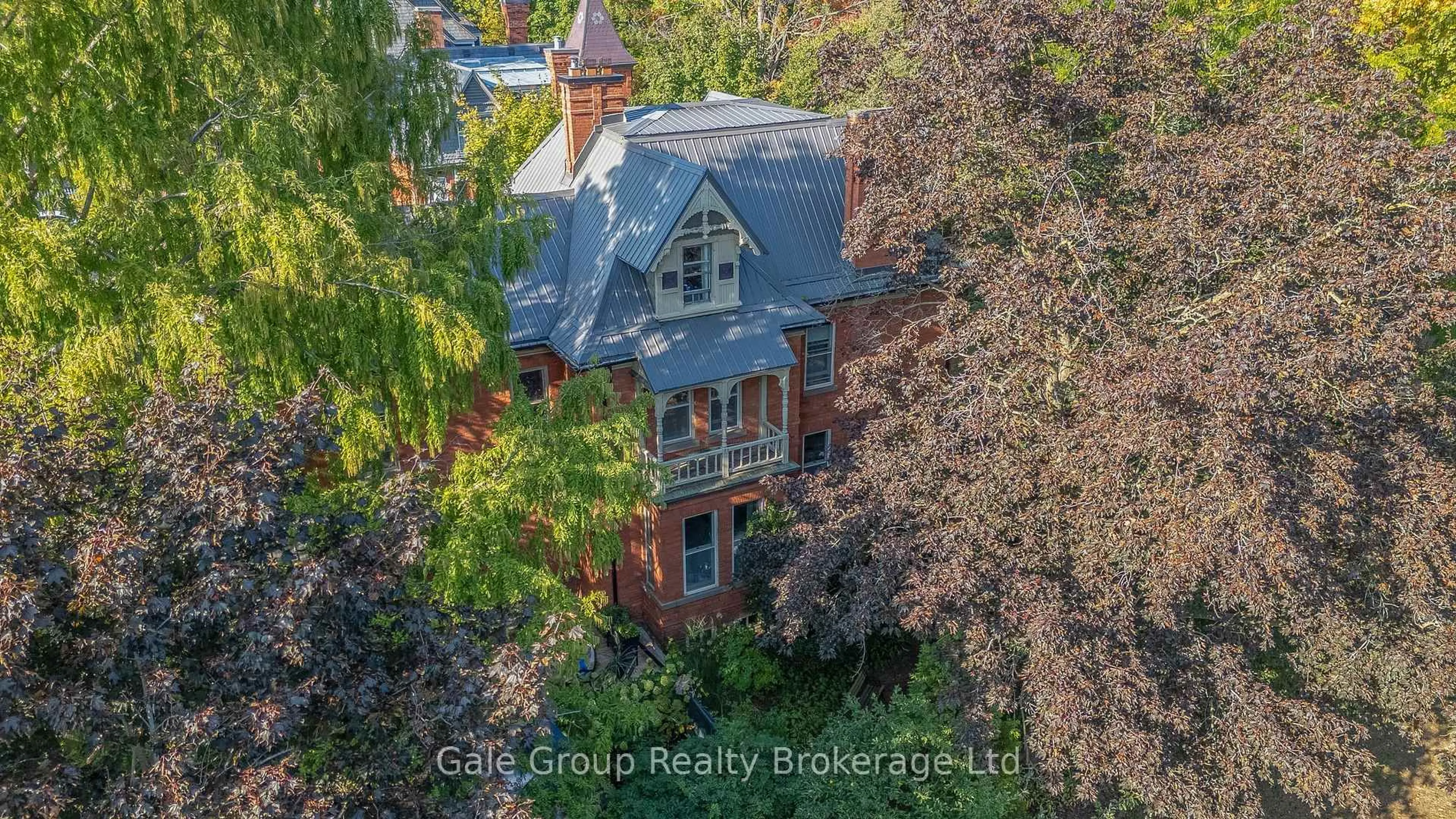A pic from outside/outdoor area/front of a property/back of a property/a pic from drone, city buildings view from balcony for 105 Vansittart Ave, Woodstock Ontario N4S 6E5