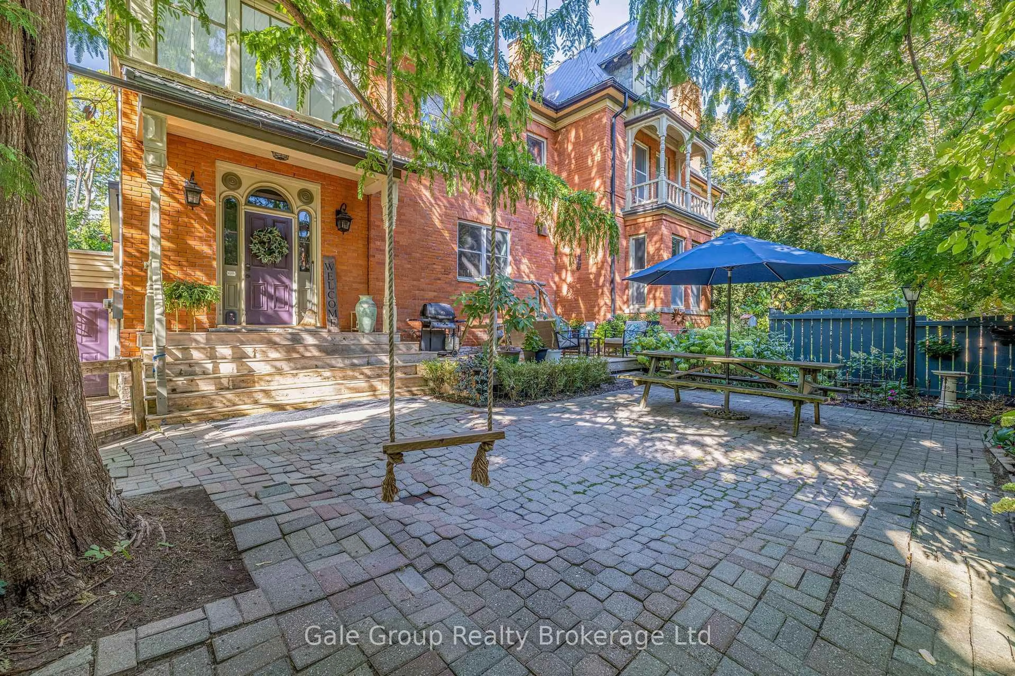 Patio, street for 105 Vansittart Ave, Woodstock Ontario N4S 6E5