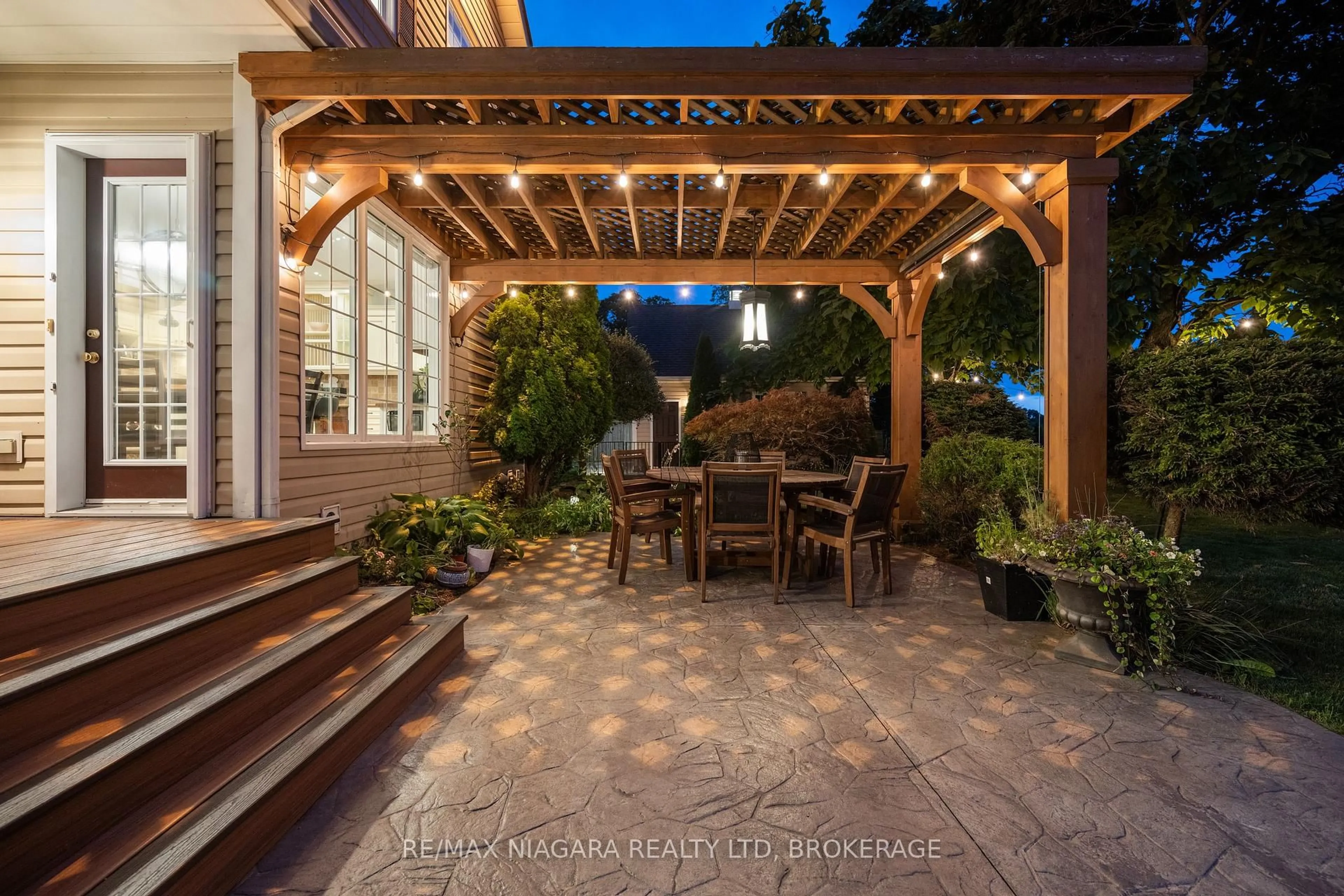 Patio, street for 2231 Seventh St, St. Catharines Ontario L2R 6P7