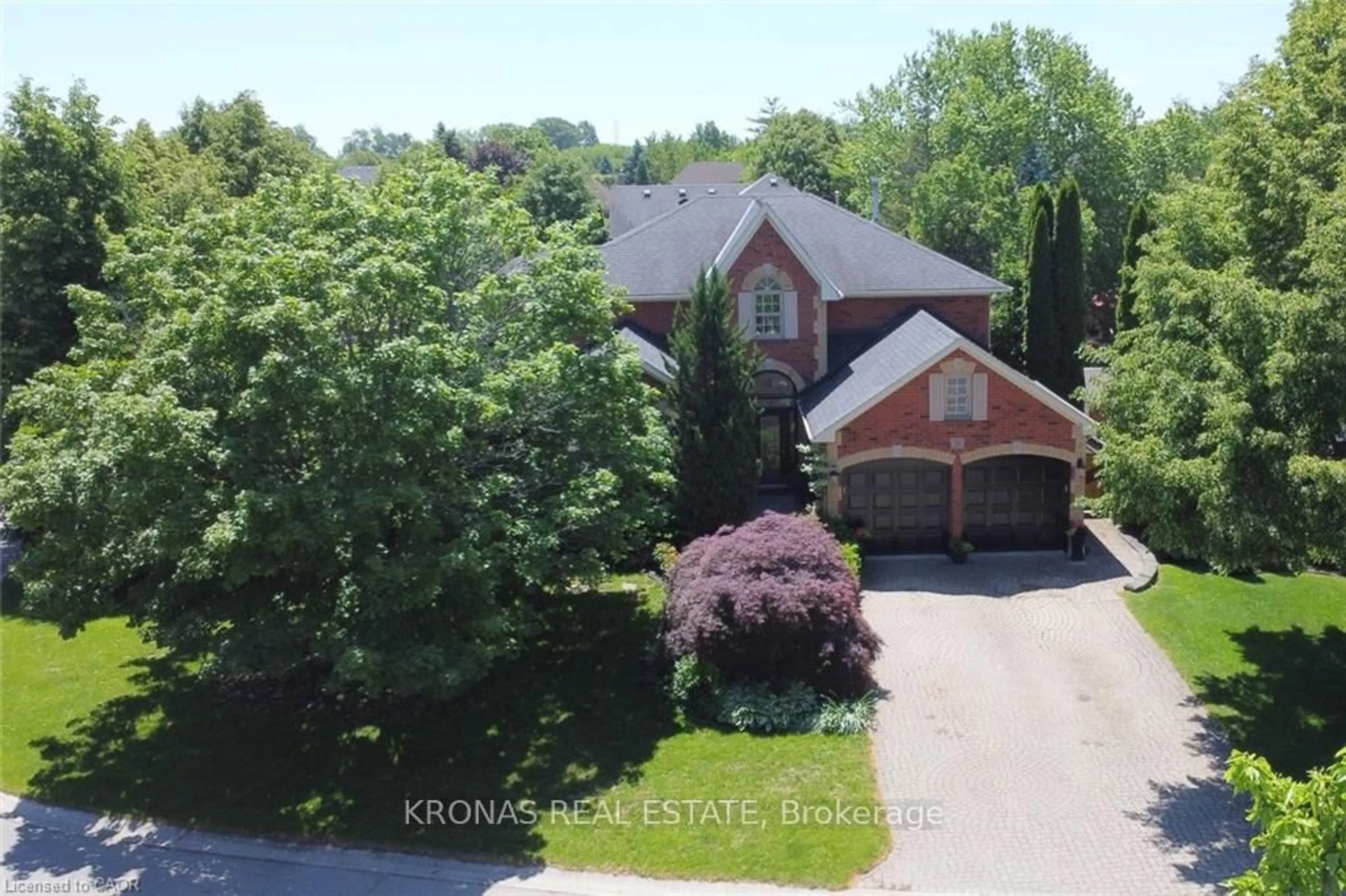 A pic from outside/outdoor area/front of a property/back of a property/a pic from drone, water/lake/river/ocean view for 26 Banbury Dr, Hamilton Ontario L9K 1H8