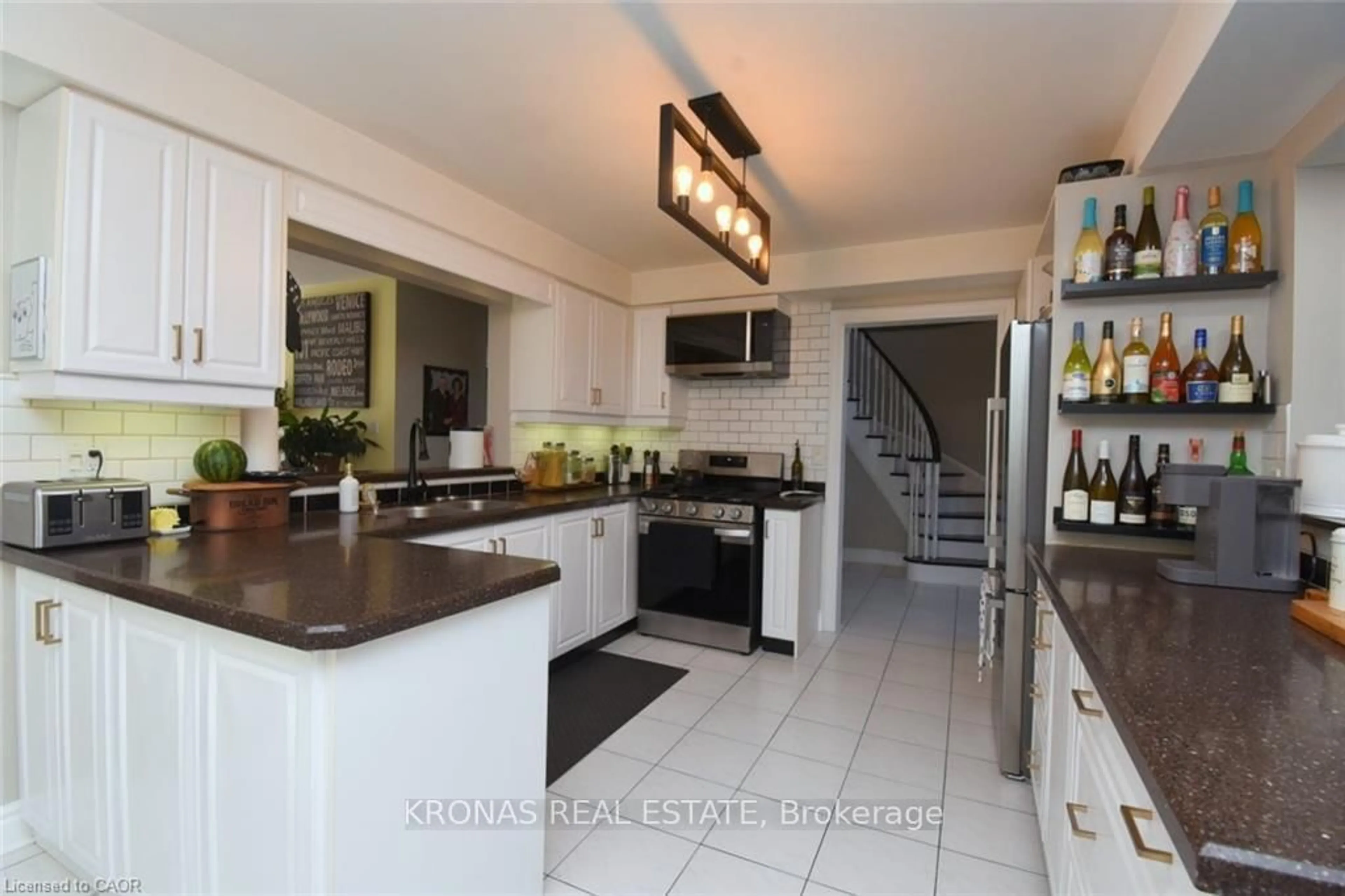 Open concept kitchen, ceramic/tile floor for 26 Banbury Dr, Hamilton Ontario L9K 1H8
