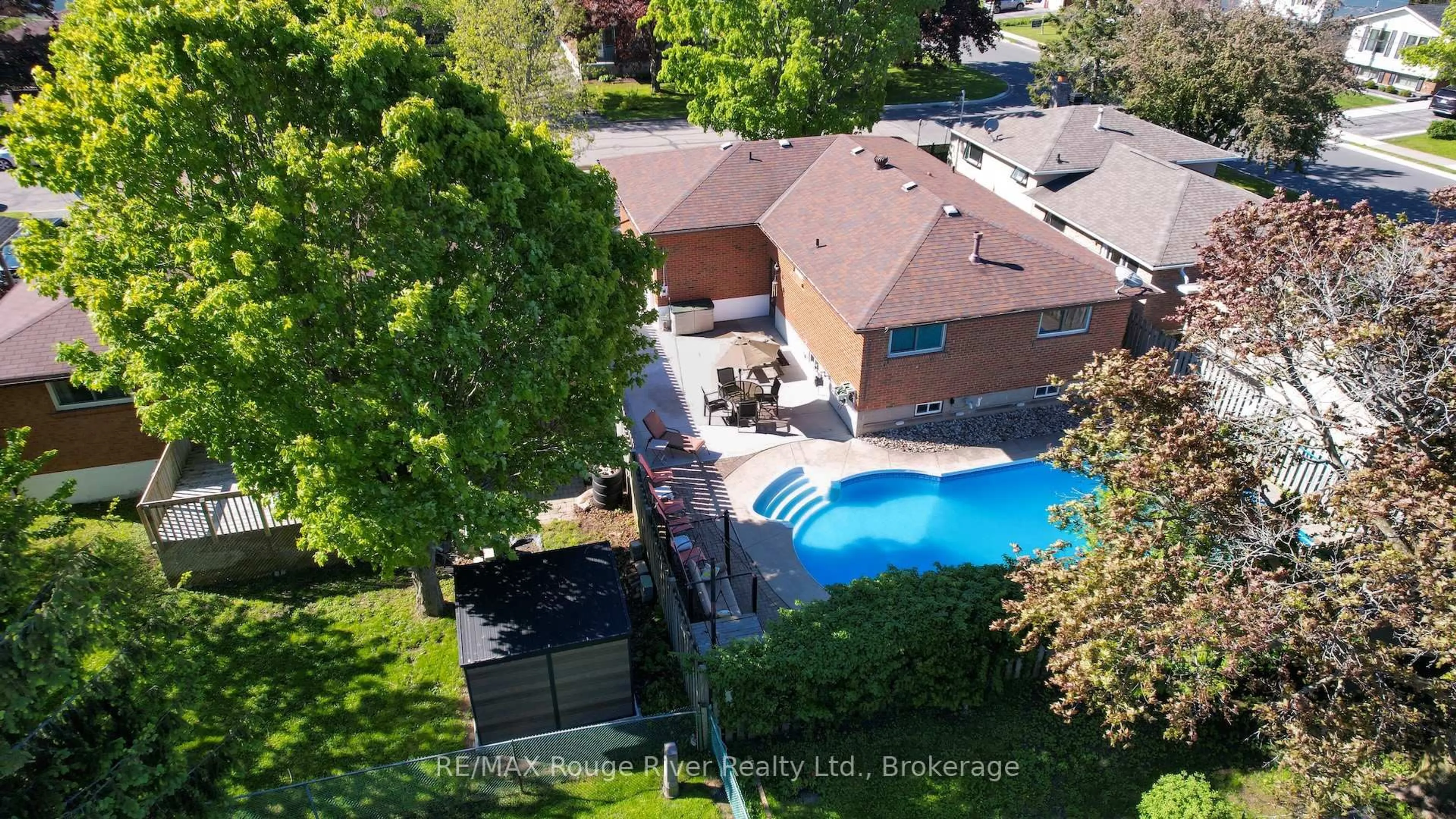 A pic from outside/outdoor area/front of a property/back of a property/a pic from drone, unknown for 538 Willow Cres, Cobourg Ontario K9A 2B3