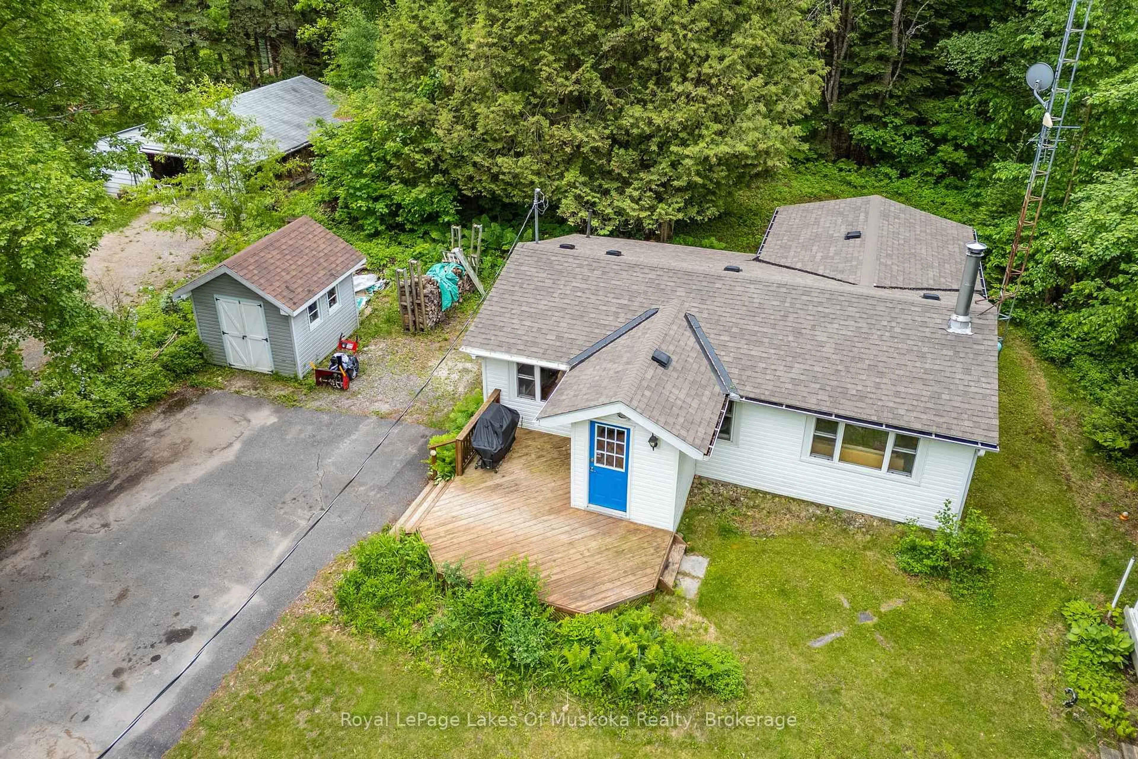 A pic from outside/outdoor area/front of a property/back of a property/a pic from drone, street for 1136 Springdale Shores Private, Bracebridge Ontario P1L 1W9