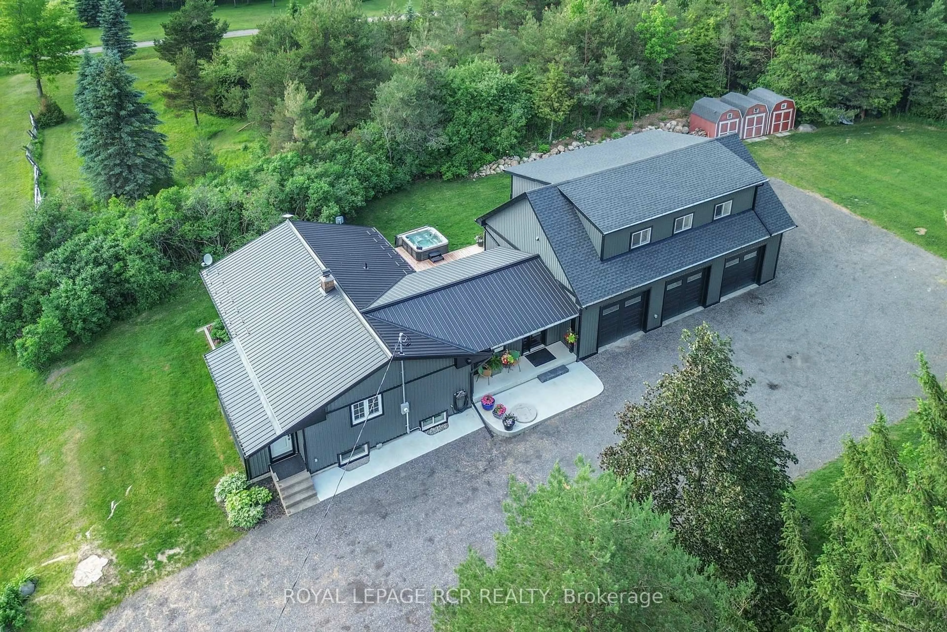 A pic from outside/outdoor area/front of a property/back of a property/a pic from drone, building for 5233 TRAFALGAR Rd, Erin Ontario N0B 1T0