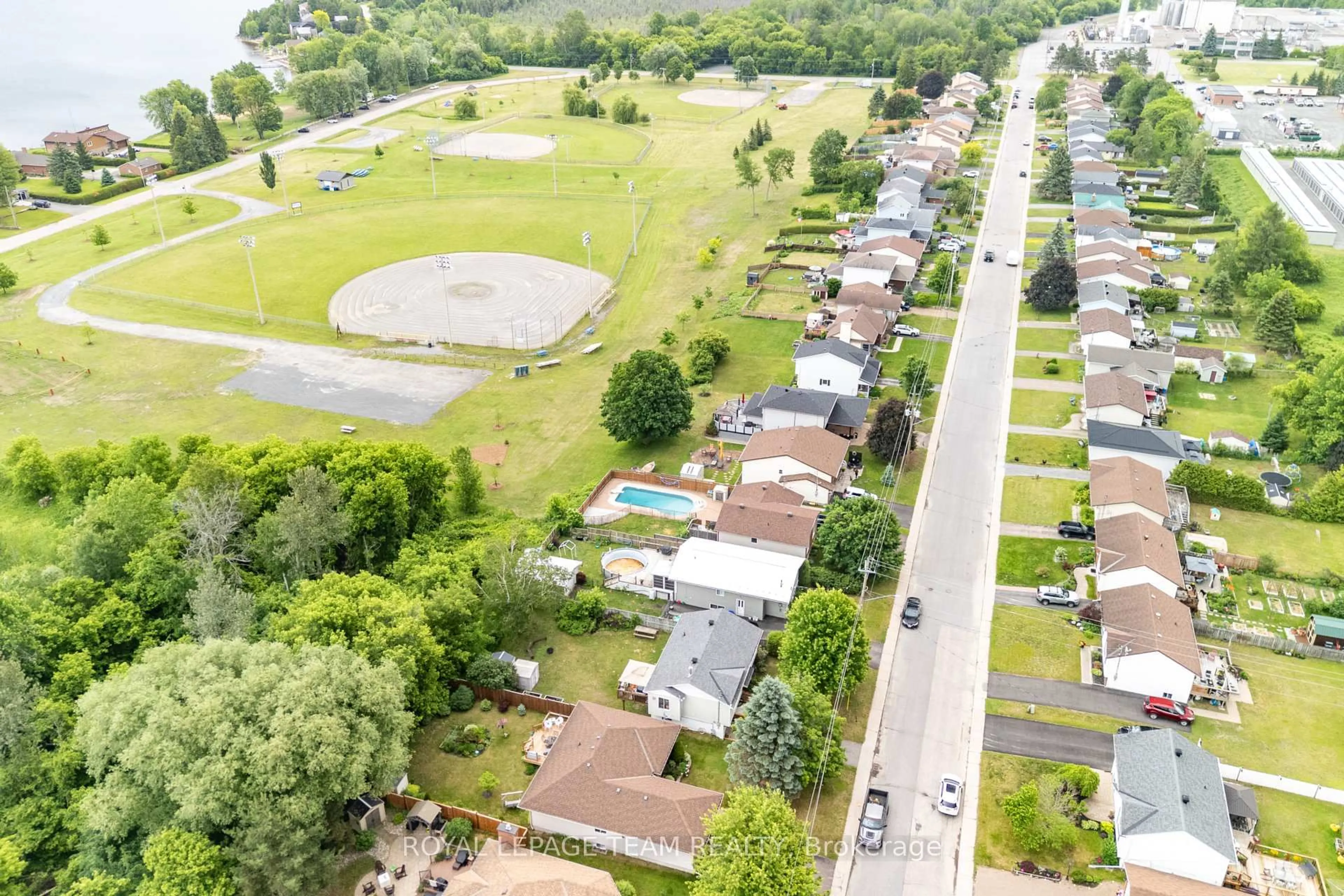 A pic from outside/outdoor area/front of a property/back of a property/a pic from drone, street for 58 SEVENTH Ave, Arnprior Ontario K7S 3S2