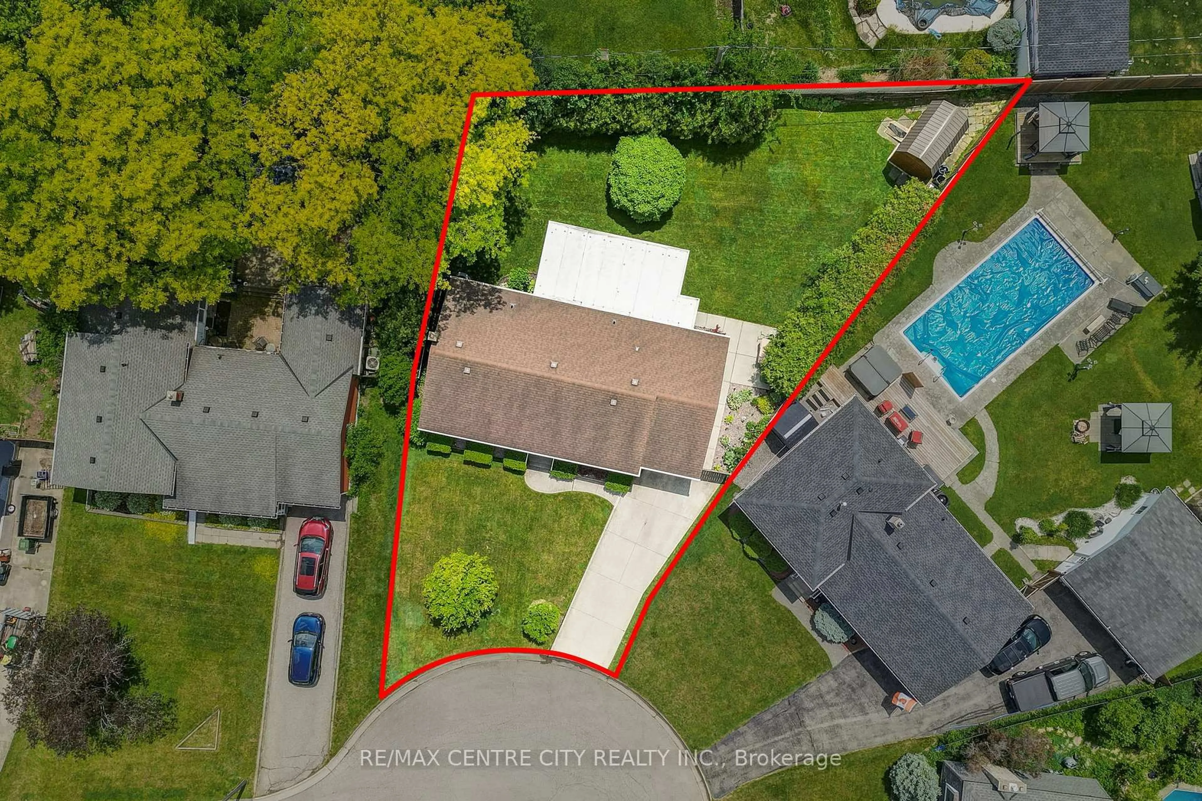 A pic from outside/outdoor area/front of a property/back of a property/a pic from drone, street for 9 Northwood Pl, St. Thomas Ontario N5P 3X3