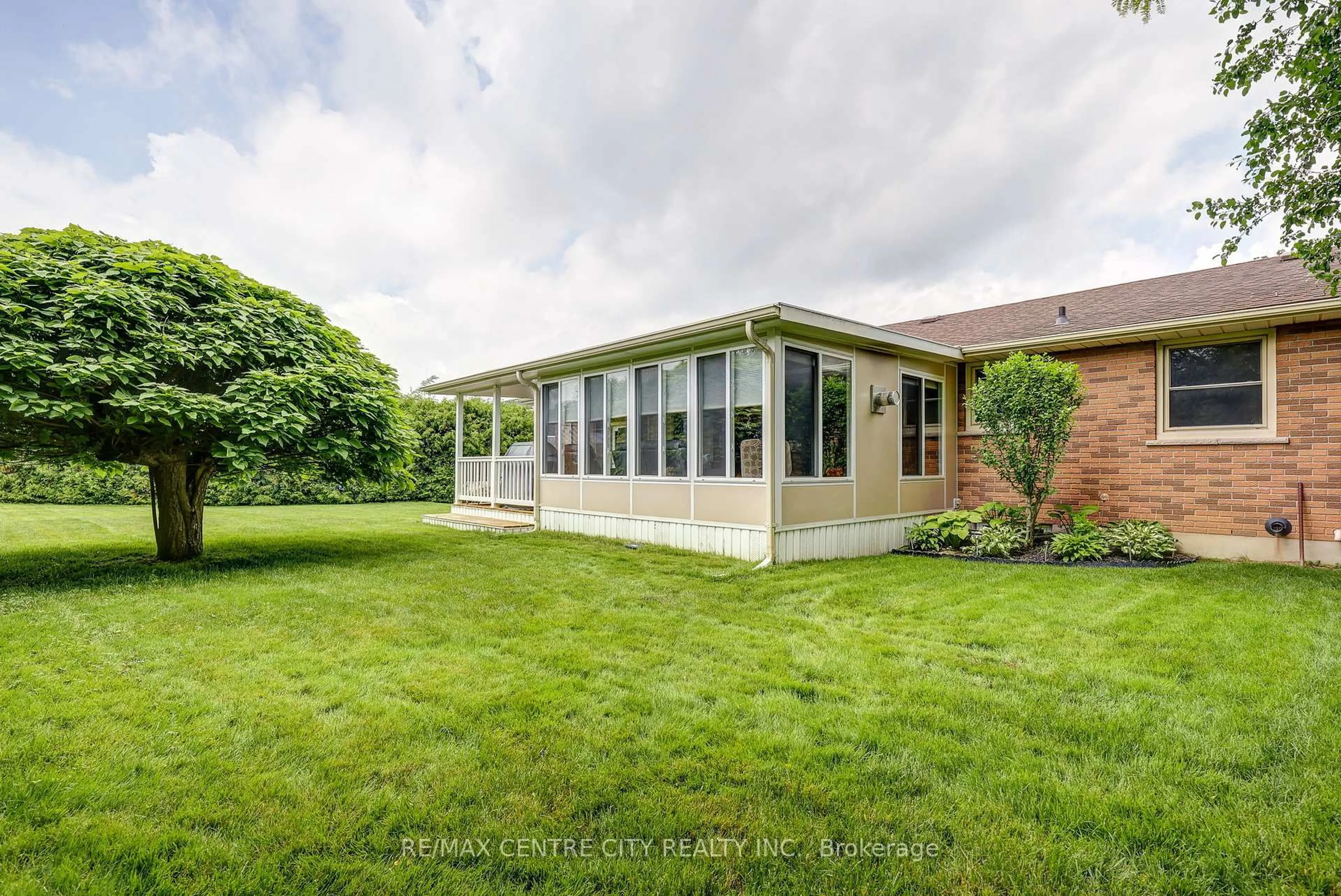 Patio, unknown for 9 Northwood Pl, St. Thomas Ontario N5P 3X3