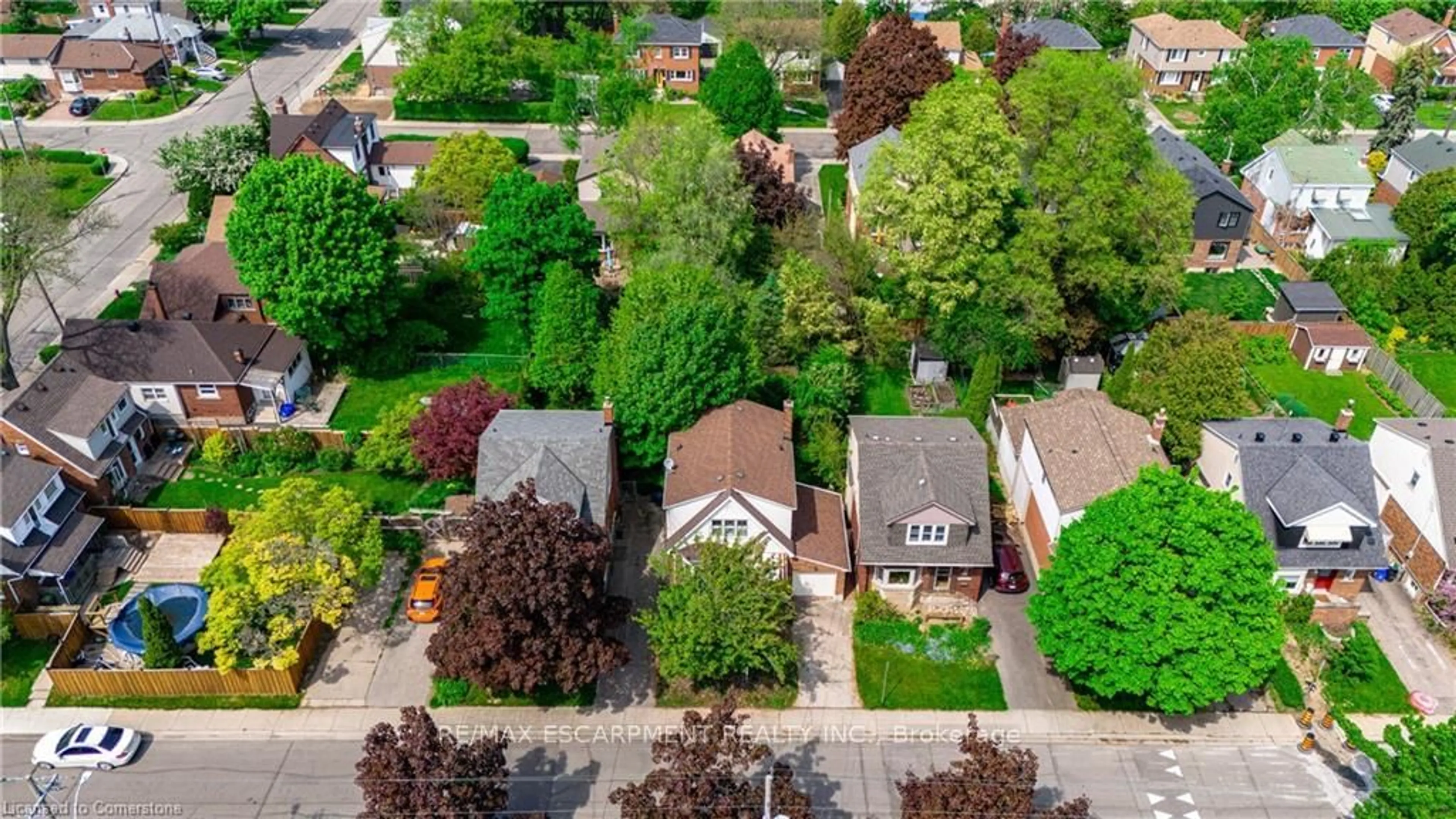 A pic from outside/outdoor area/front of a property/back of a property/a pic from drone, street for 136 Glen Rd, Hamilton Ontario L8S 3M9