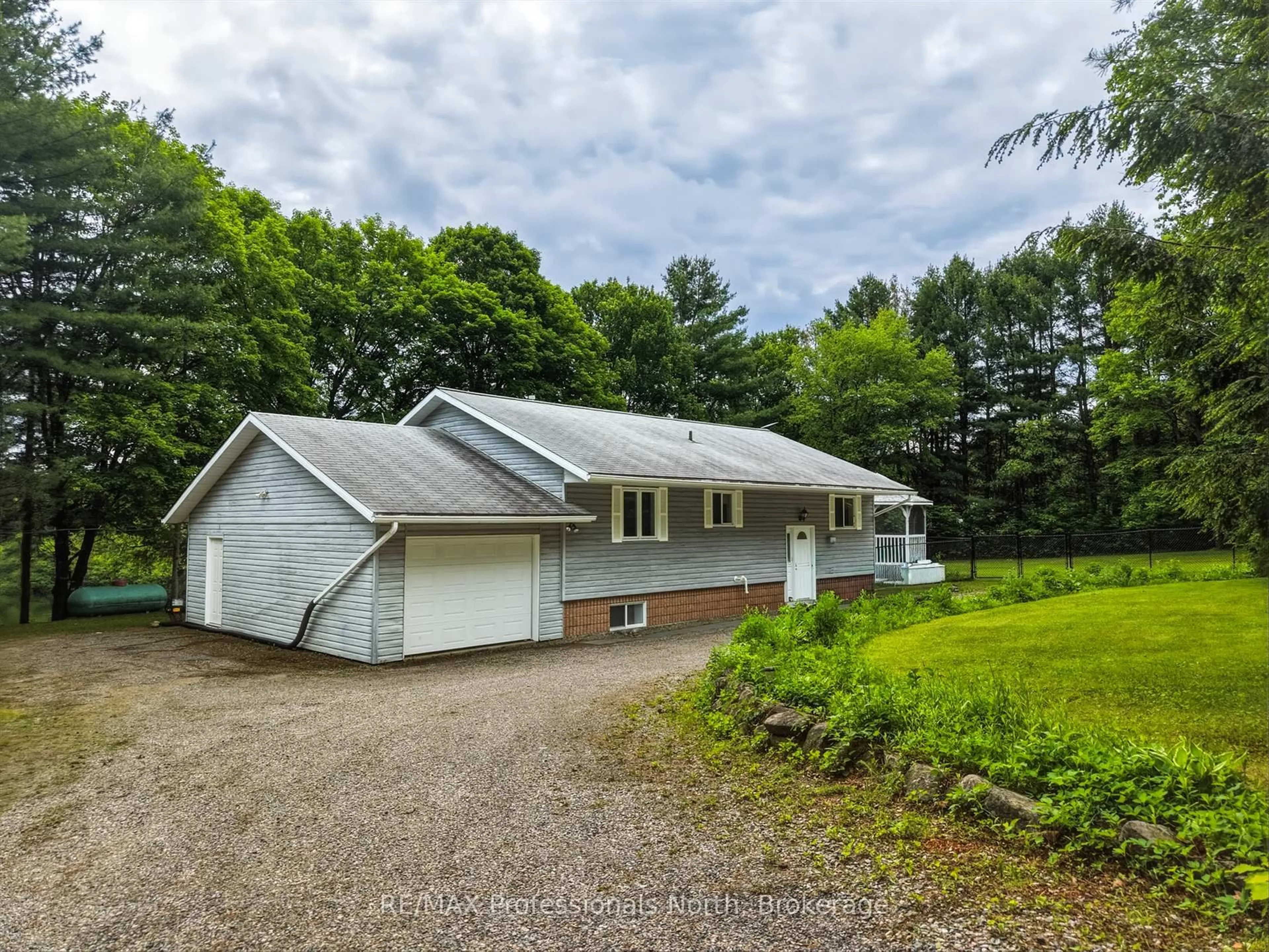A pic from outside/outdoor area/front of a property/back of a property/a pic from drone, street for 1020 COLONY Rd, Bracebridge Ontario P1L 1X3