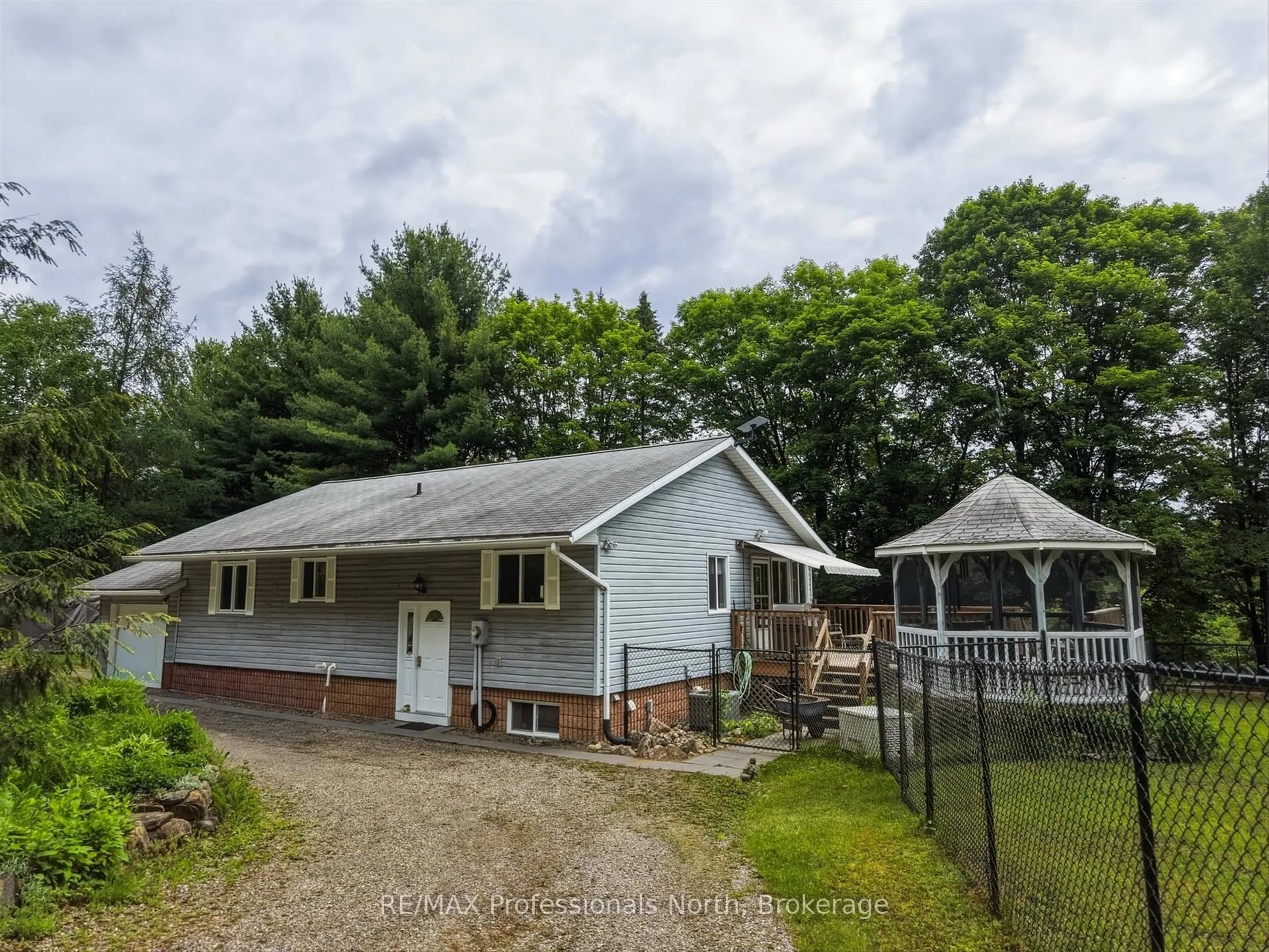 A pic from outside/outdoor area/front of a property/back of a property/a pic from drone, street for 1020 COLONY Rd, Bracebridge Ontario P1L 1X3