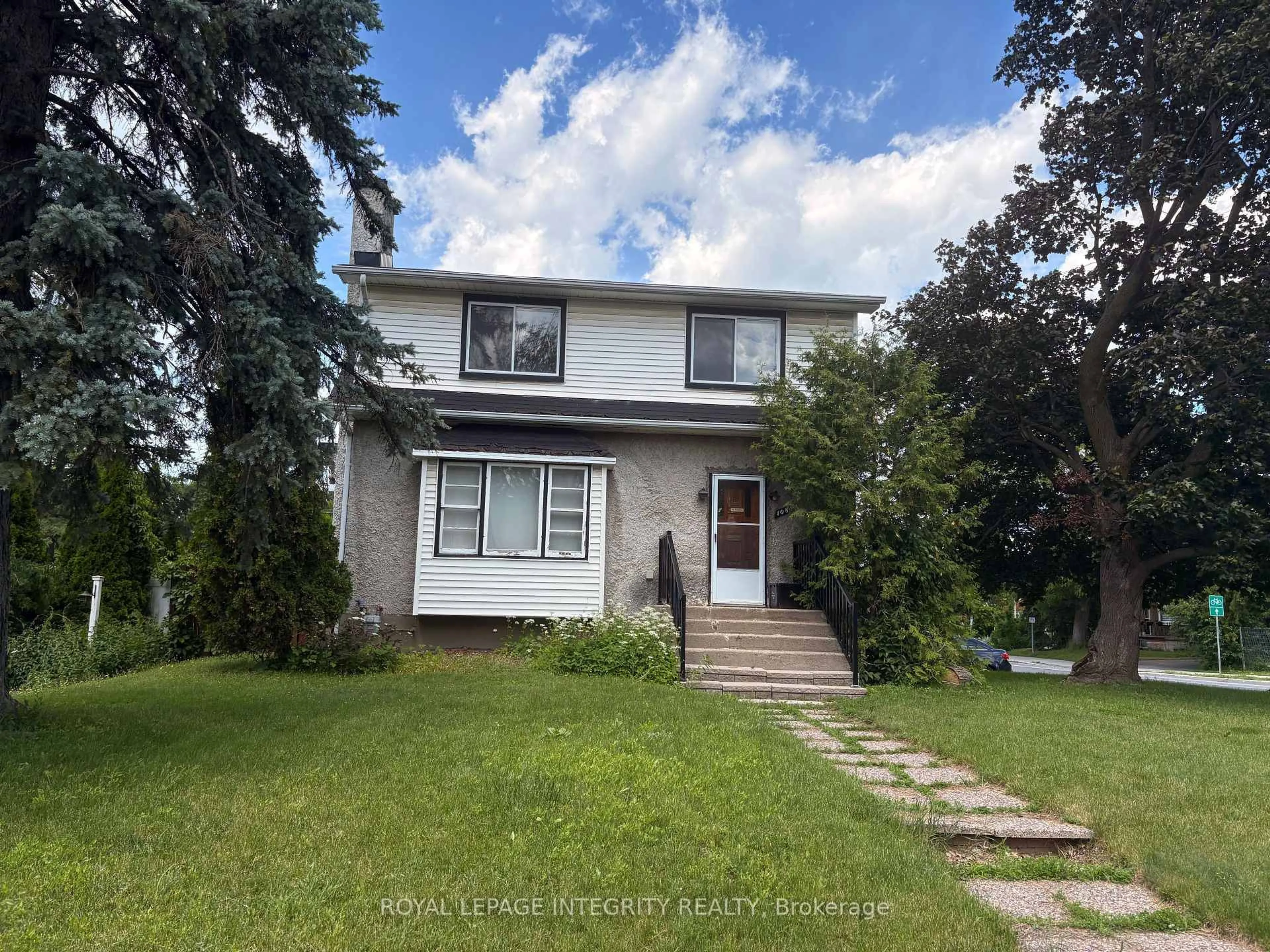 A pic from outside/outdoor area/front of a property/back of a property/a pic from drone, street for 1085 Richard Ave, Ottawa Ontario K1H 8C3