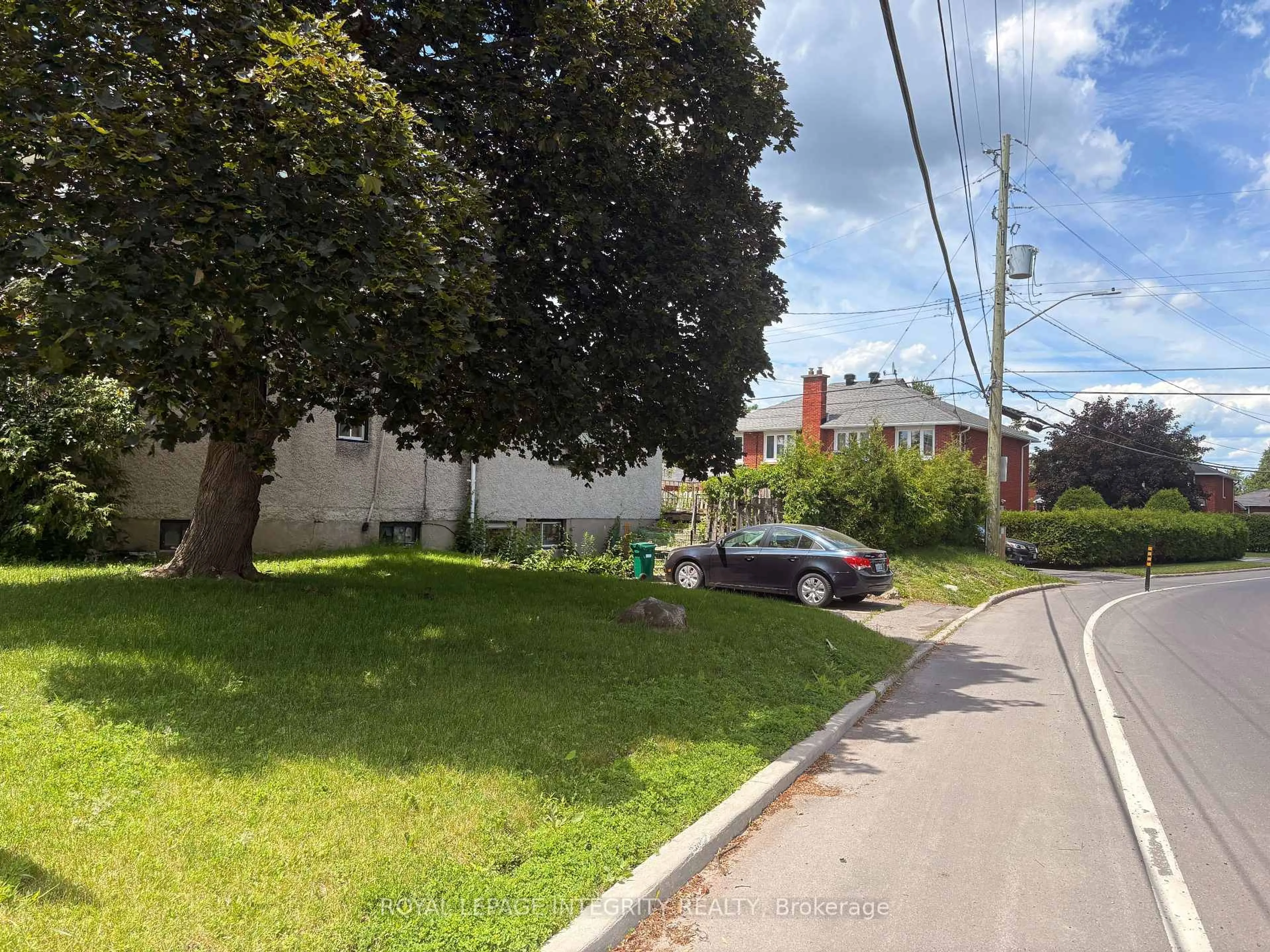 A pic from outside/outdoor area/front of a property/back of a property/a pic from drone, street for 1085 Richard Ave, Ottawa Ontario K1H 8C3