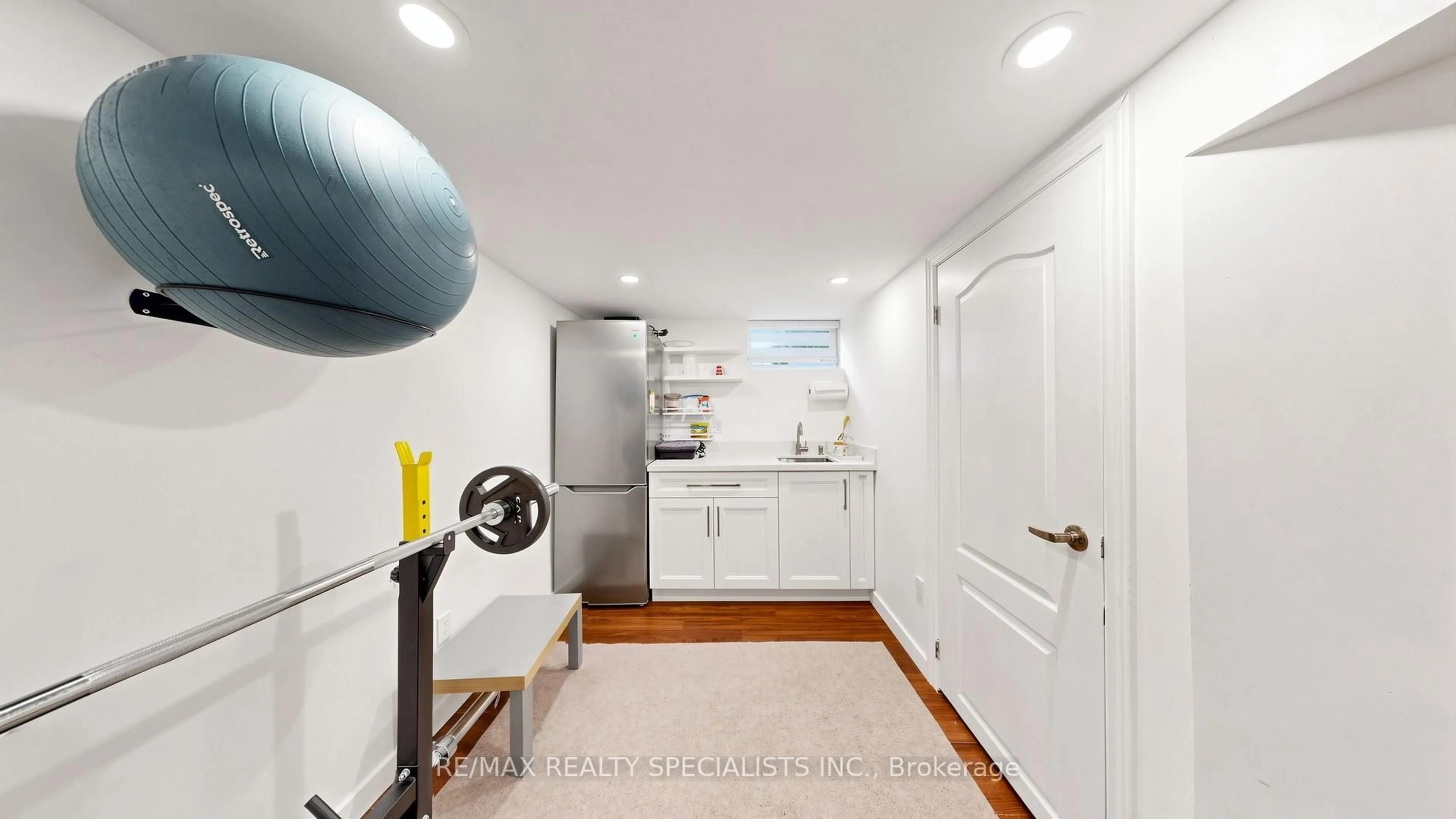 Indoor entryway for 118 CENTRAL Ave, Grimsby Ontario L3M 4Y3