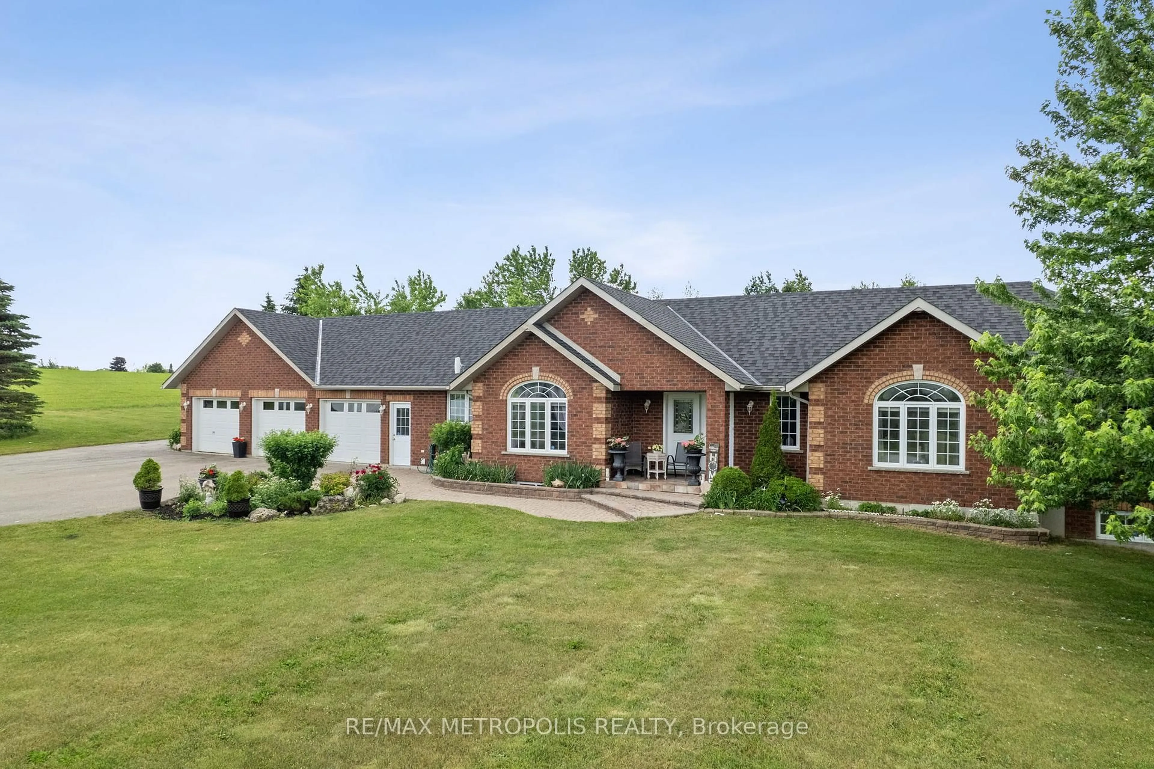 A pic from outside/outdoor area/front of a property/back of a property/a pic from drone, unknown for 595034 Blind Line, Mono Ontario L9W 5N4