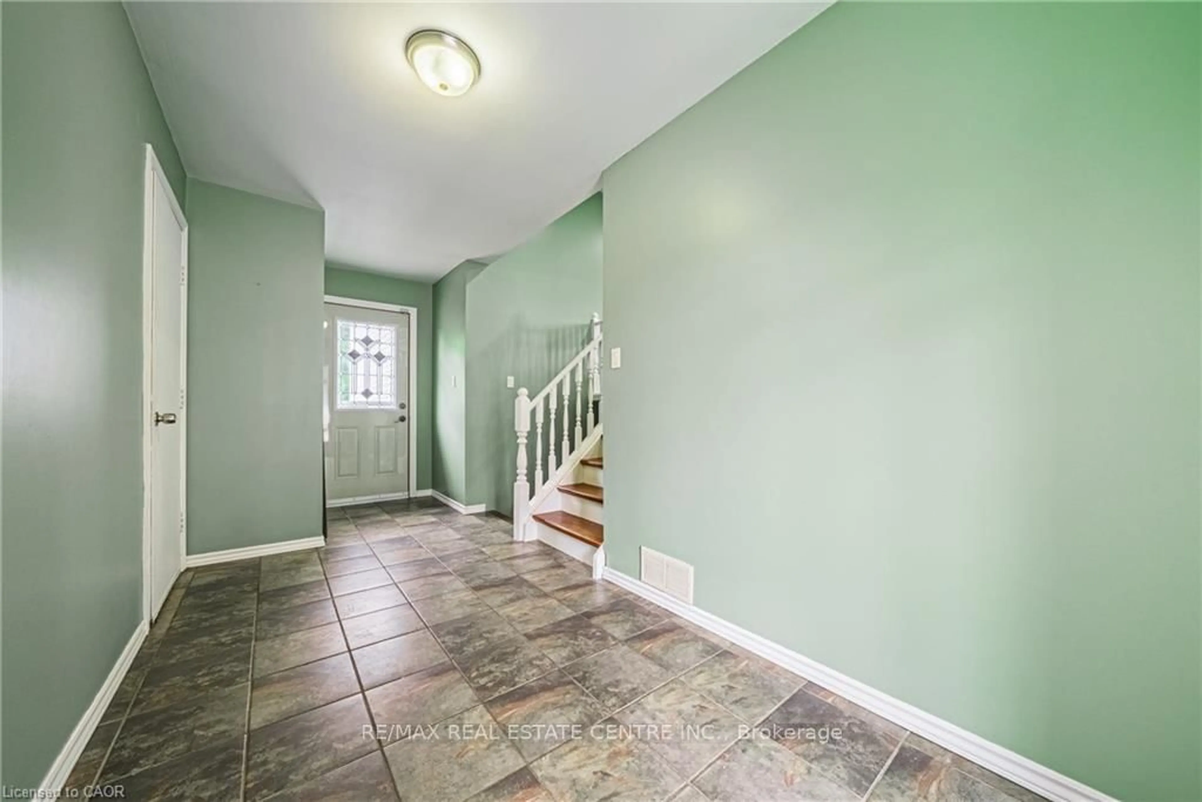 Indoor entryway for 27 Ludlow Cres, Brantford Ontario N3P 1V2