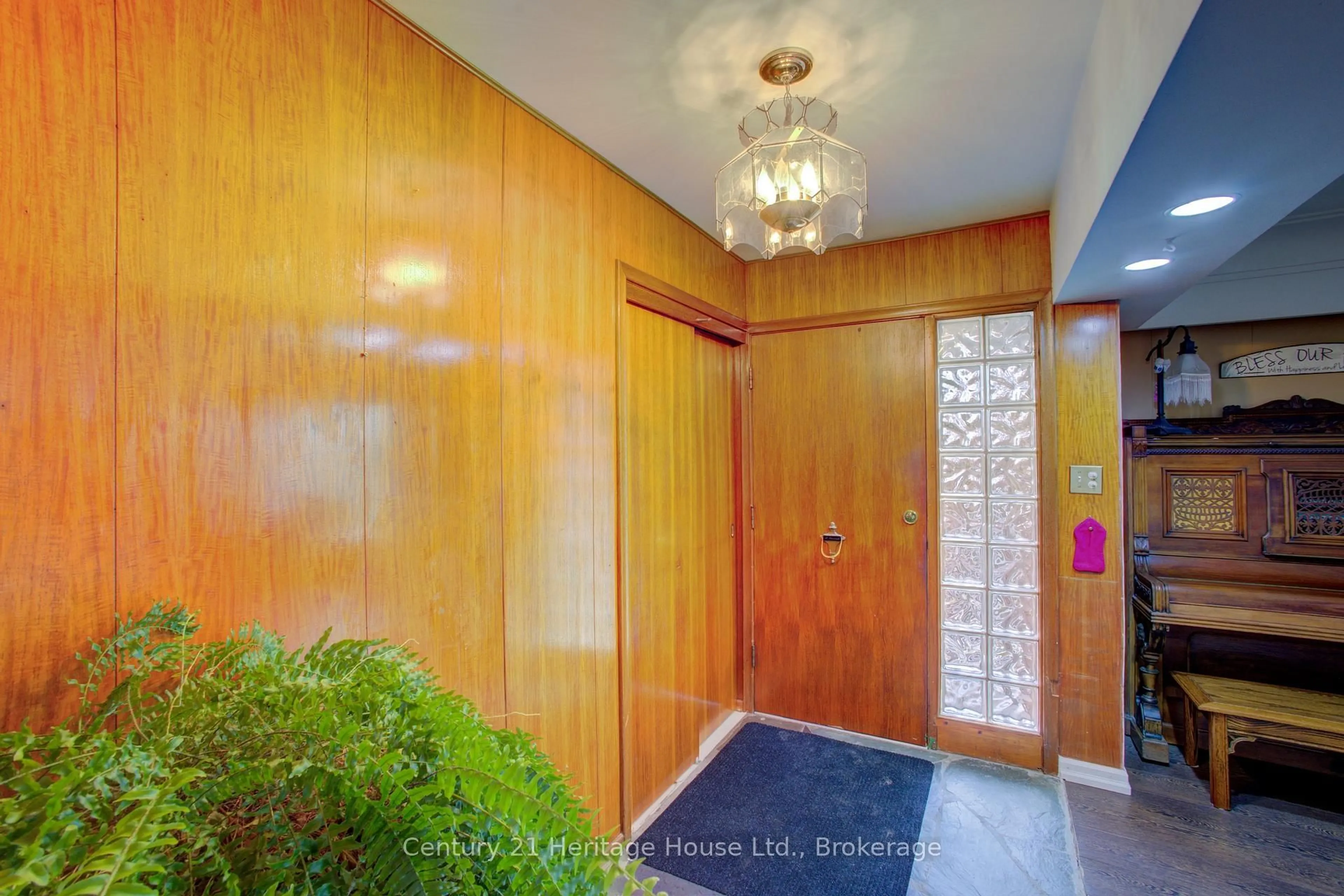 Indoor foyer for 252 Durham Rd, West Grey Ontario N0G 1R0