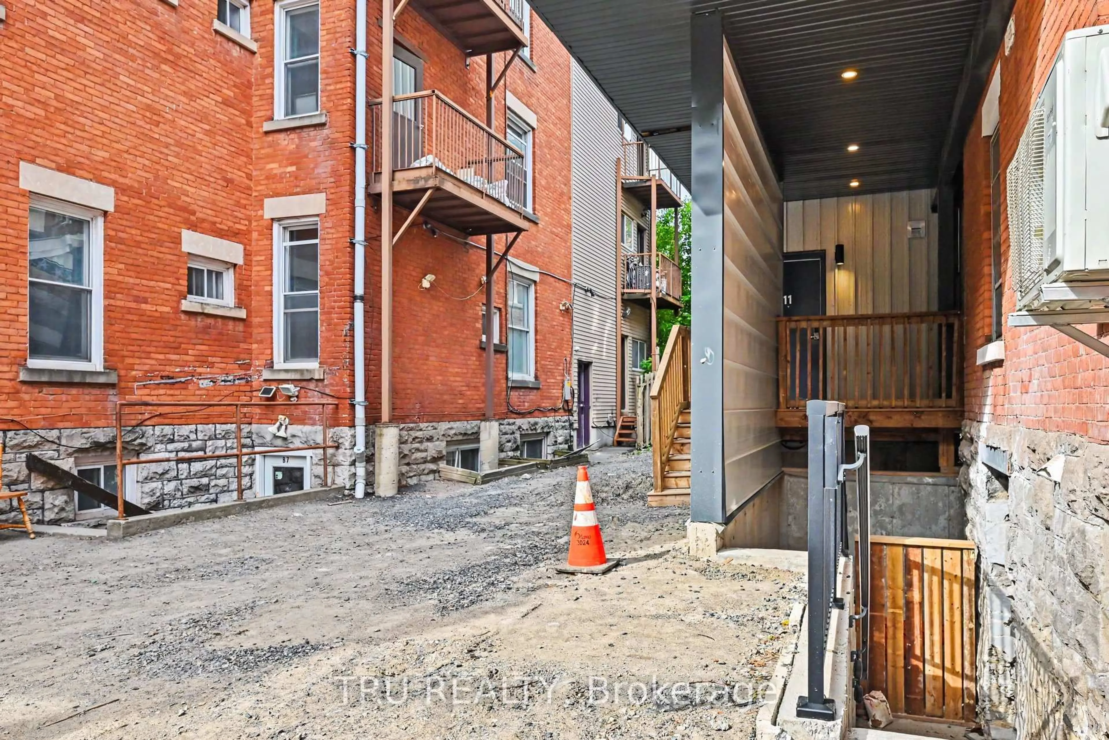 Unknown for 360 Friel St, Ottawa Ontario K1N 7W6