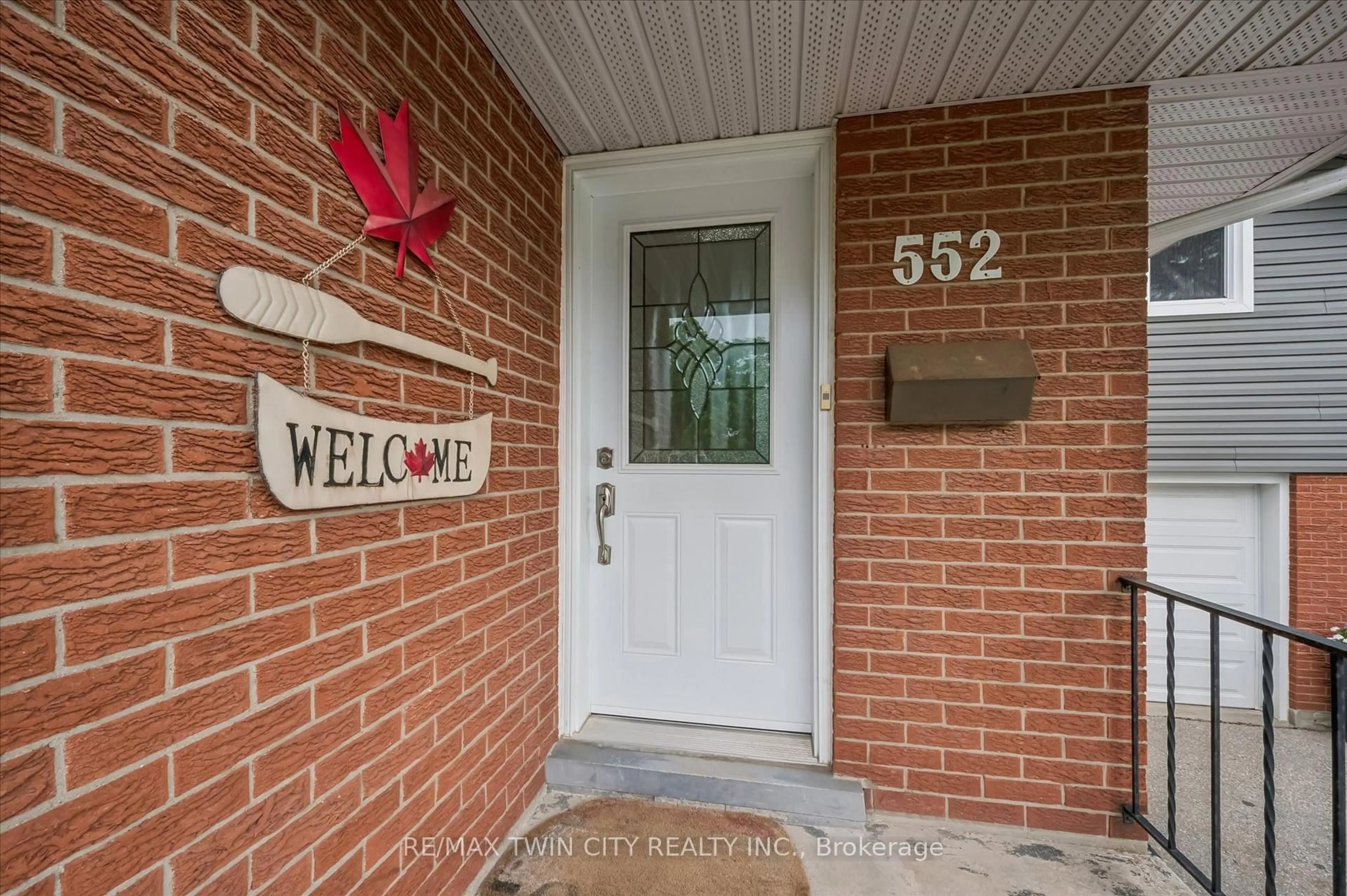 Indoor entryway for 552 Greenbrook Dr, Kitchener Ontario N2M 4K6