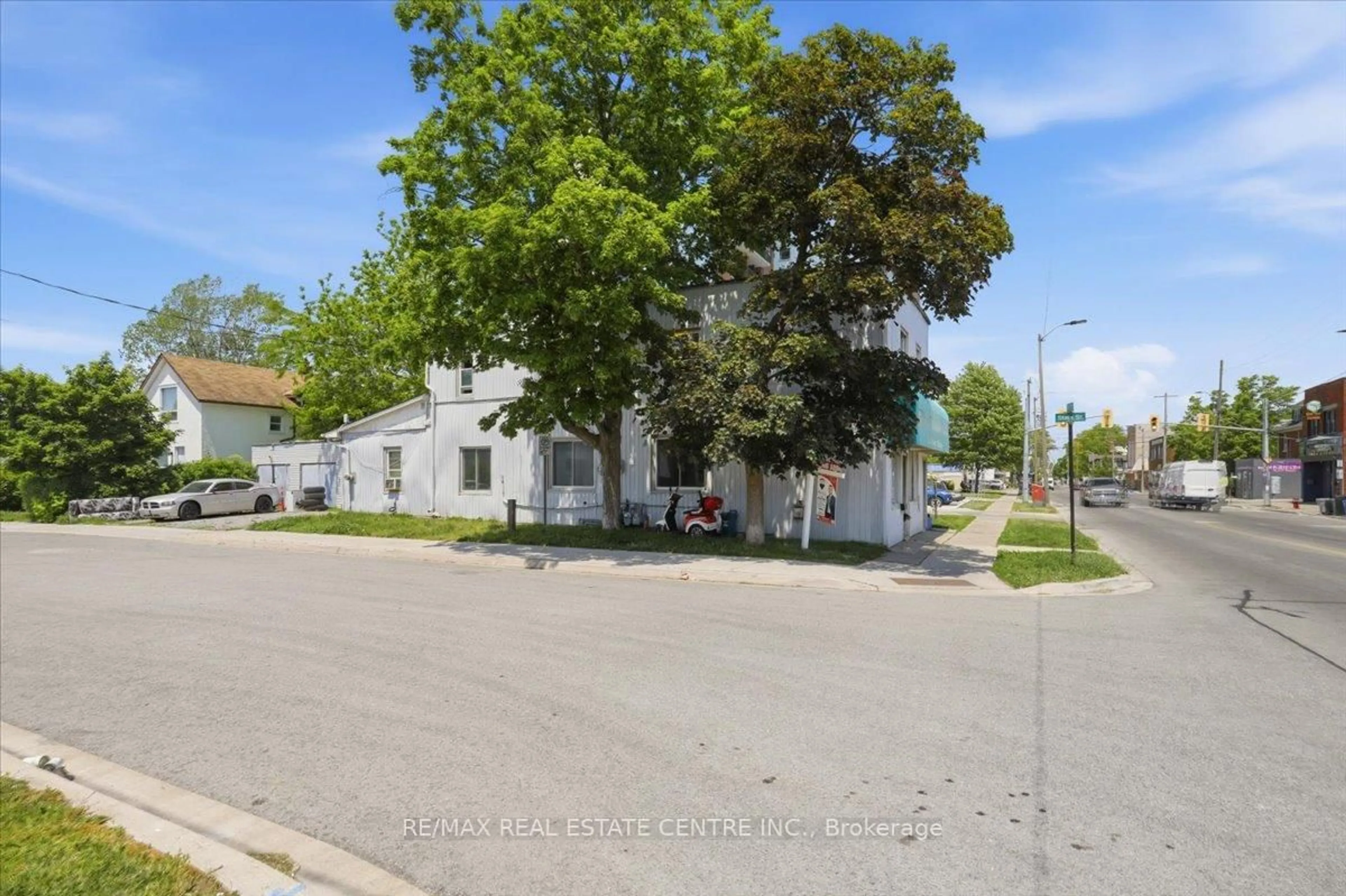 A pic from outside/outdoor area/front of a property/back of a property/a pic from drone, street for 233 King St, Welland Ontario L3B 3J6