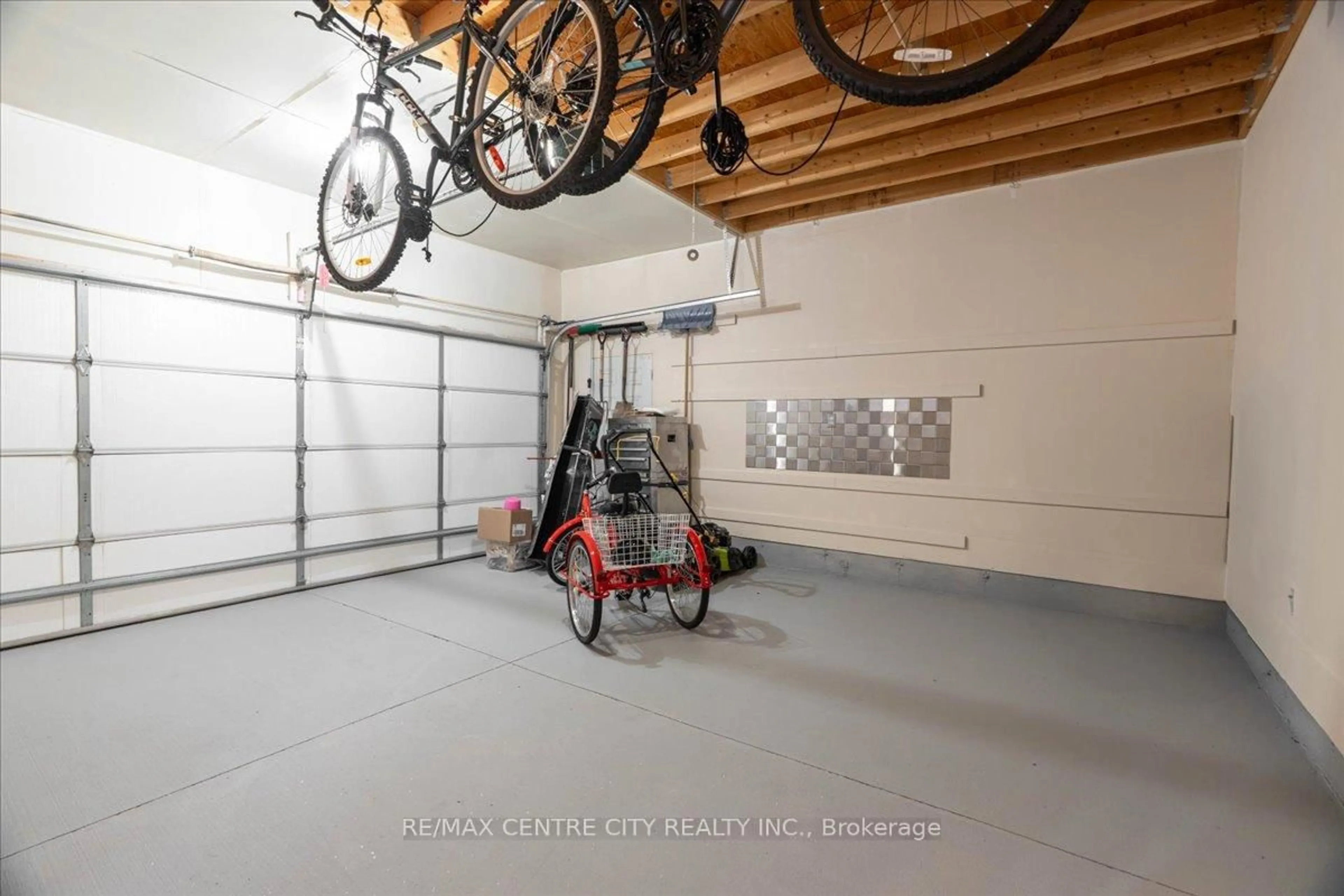 Indoor garage for 19 Dell Dr, Strathroy-Caradoc Ontario N7G 1C6