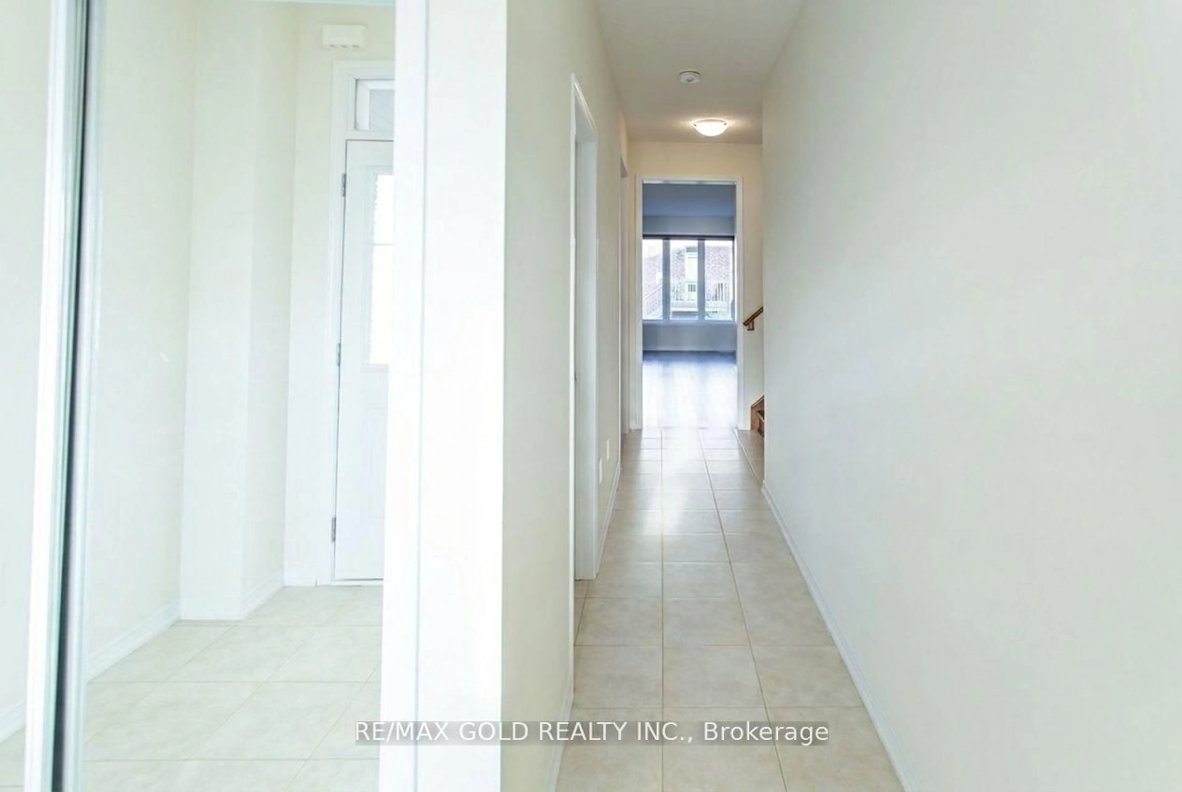 Indoor foyer for 8005 Odell Cres, Niagara Falls Ontario L2H 3R7