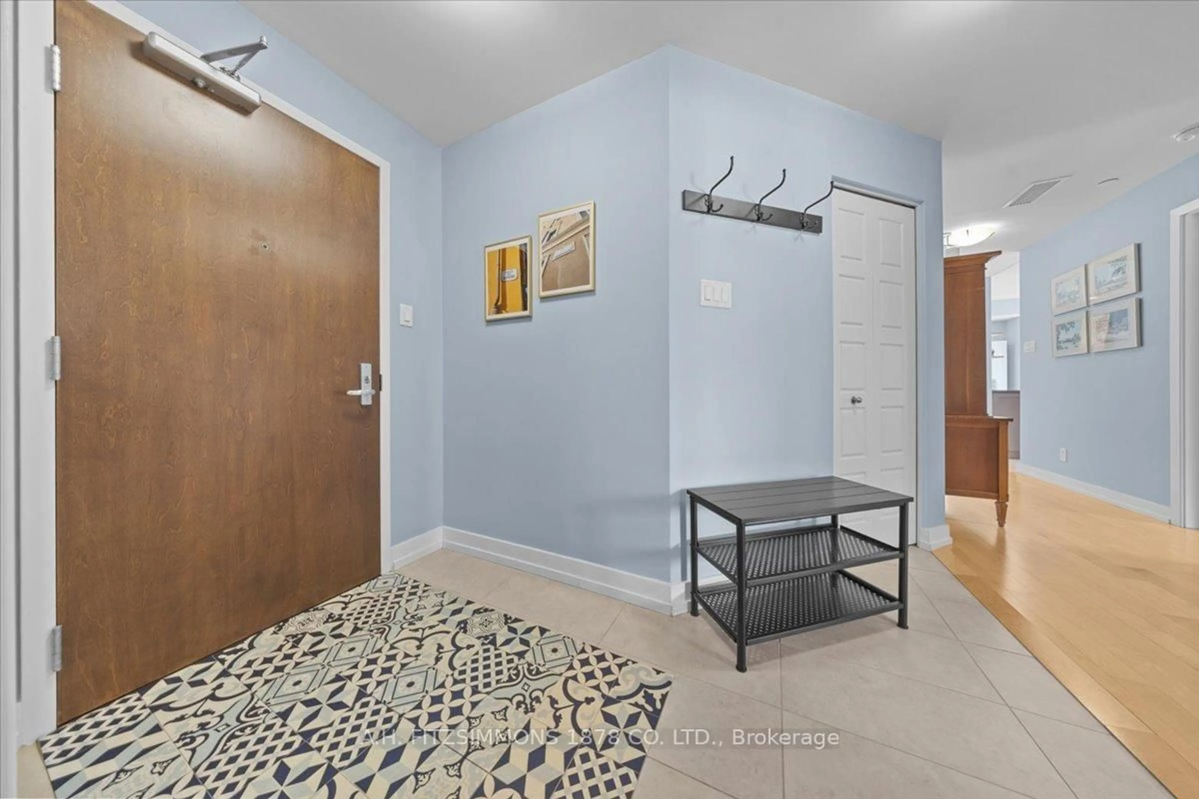 Indoor entryway for 330 Titan Private #410, Ottawa Ontario K2G 1G3