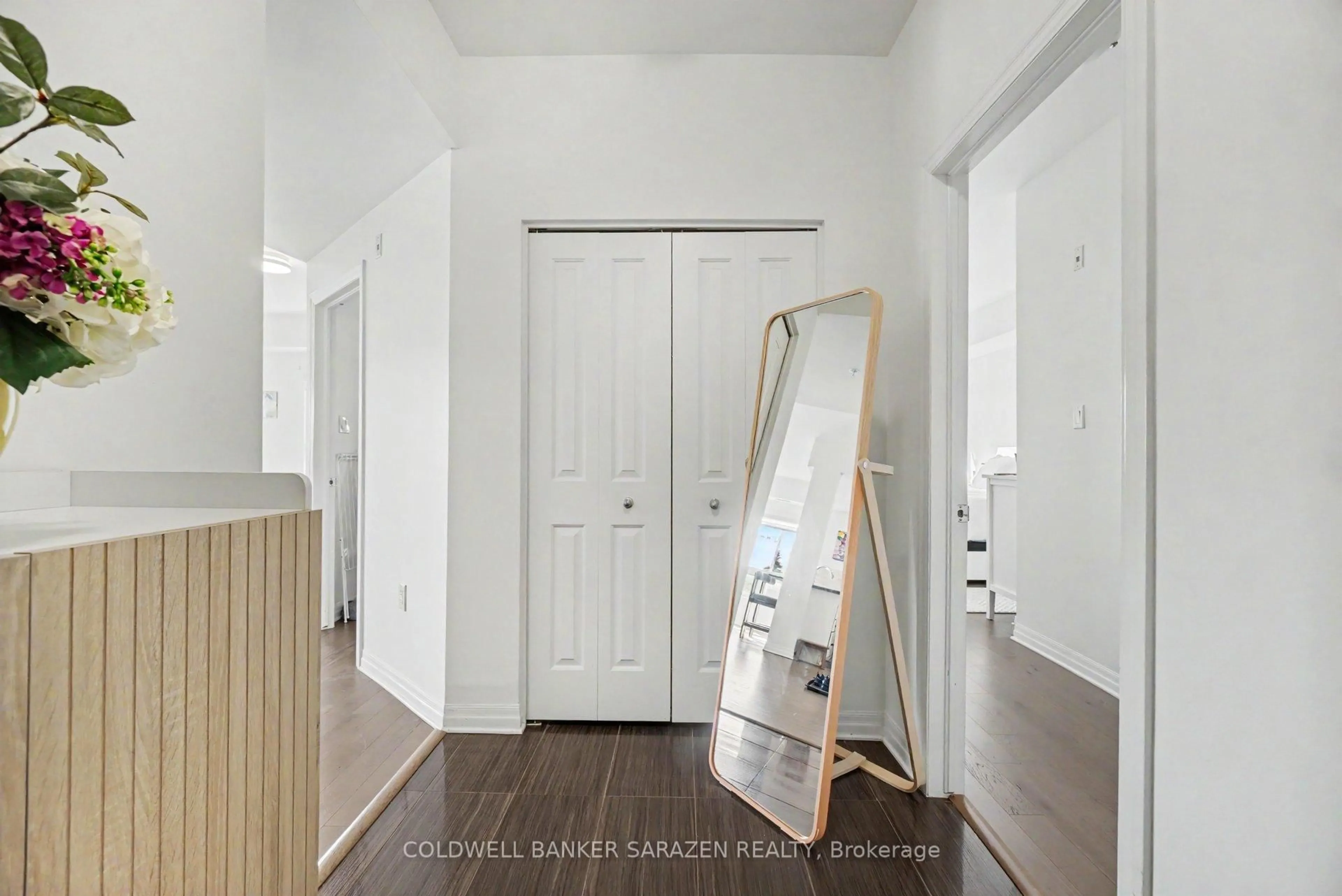 Indoor entryway for 250 Winterfell Private #303, Ottawa Ontario K1G 4J1