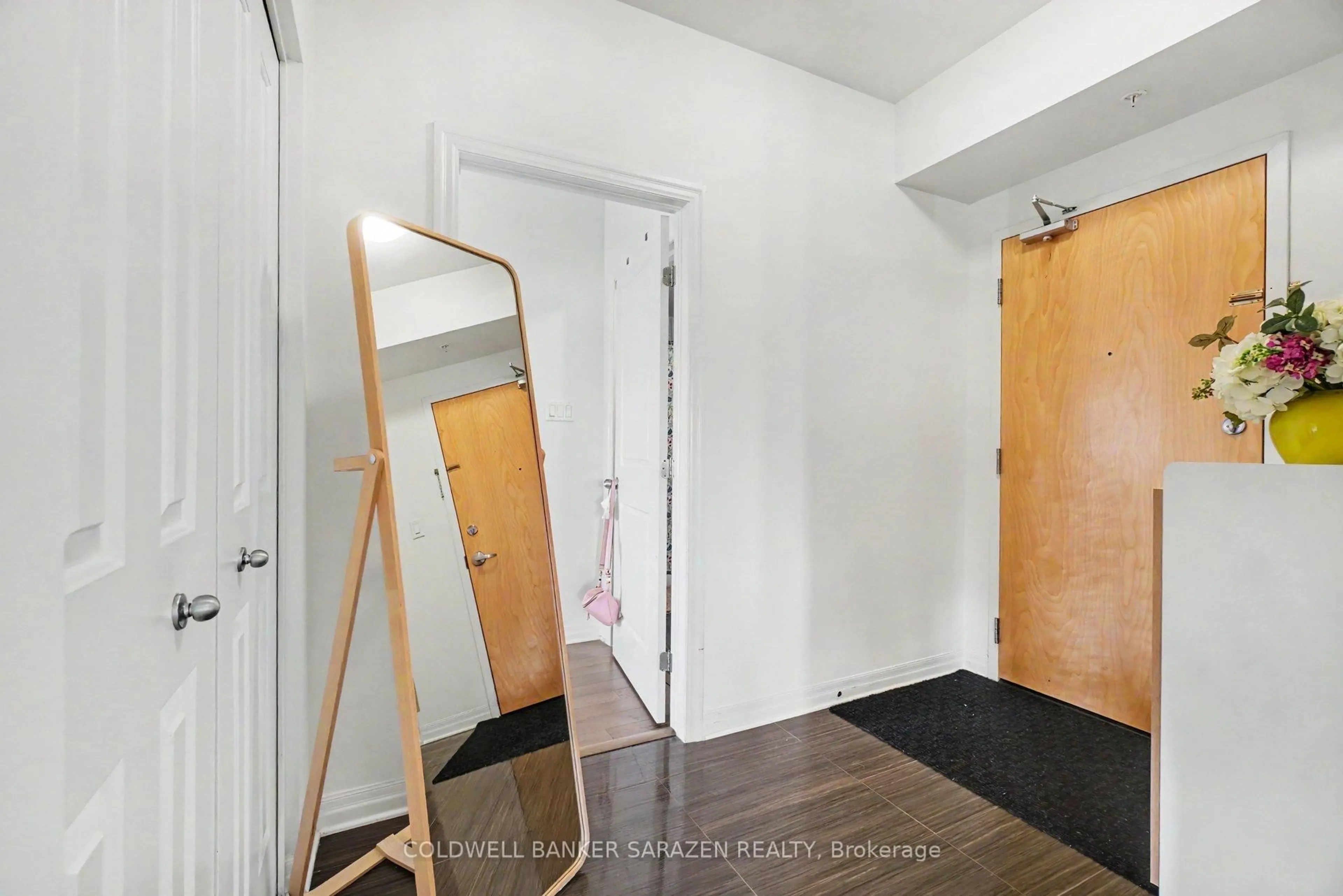 Indoor entryway for 250 Winterfell Private #303, Ottawa Ontario K1G 4J1