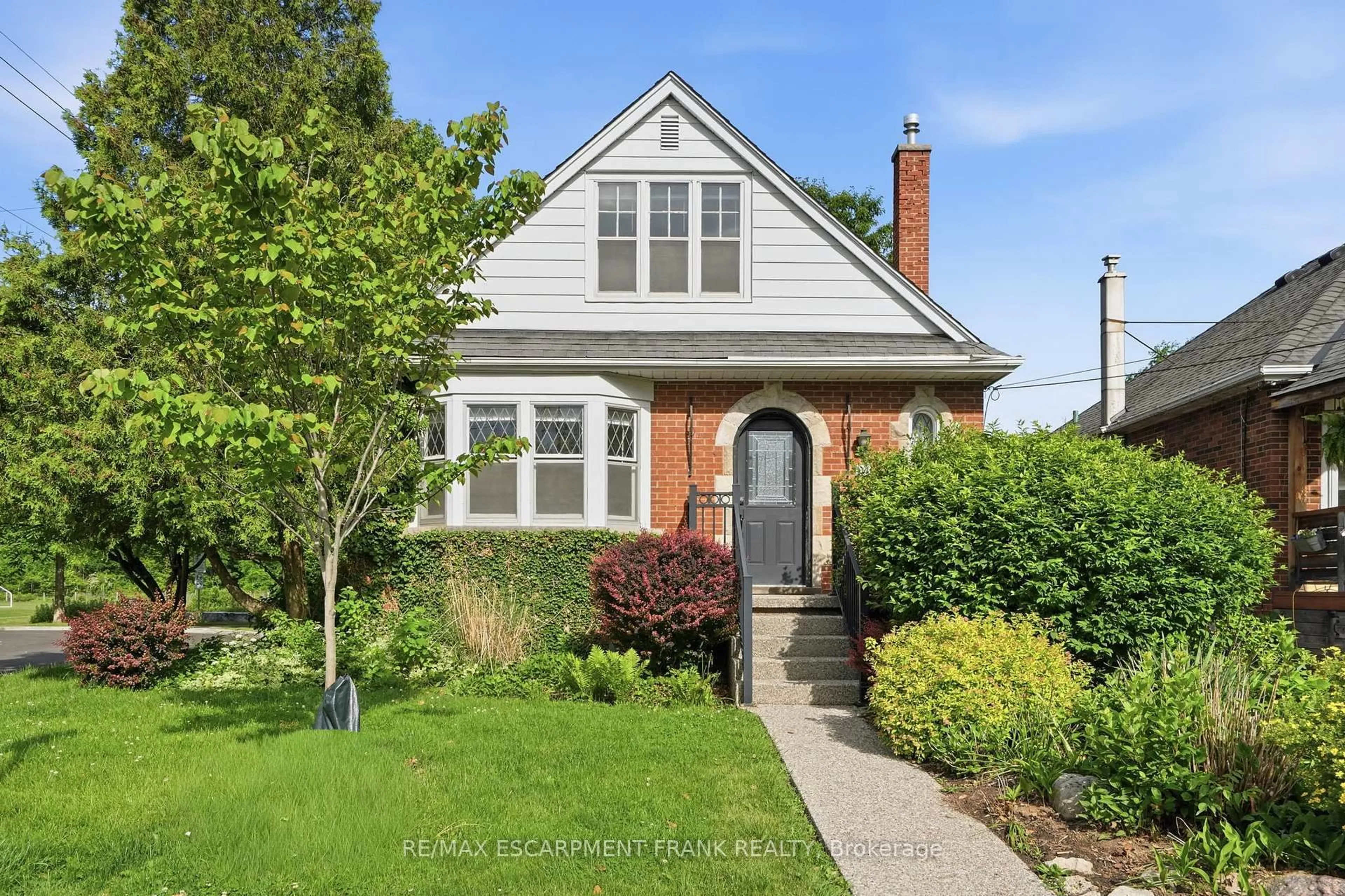 Home with brick exterior material, street for 153 PARKVIEW Dr, Hamilton Ontario L8S 3Y4