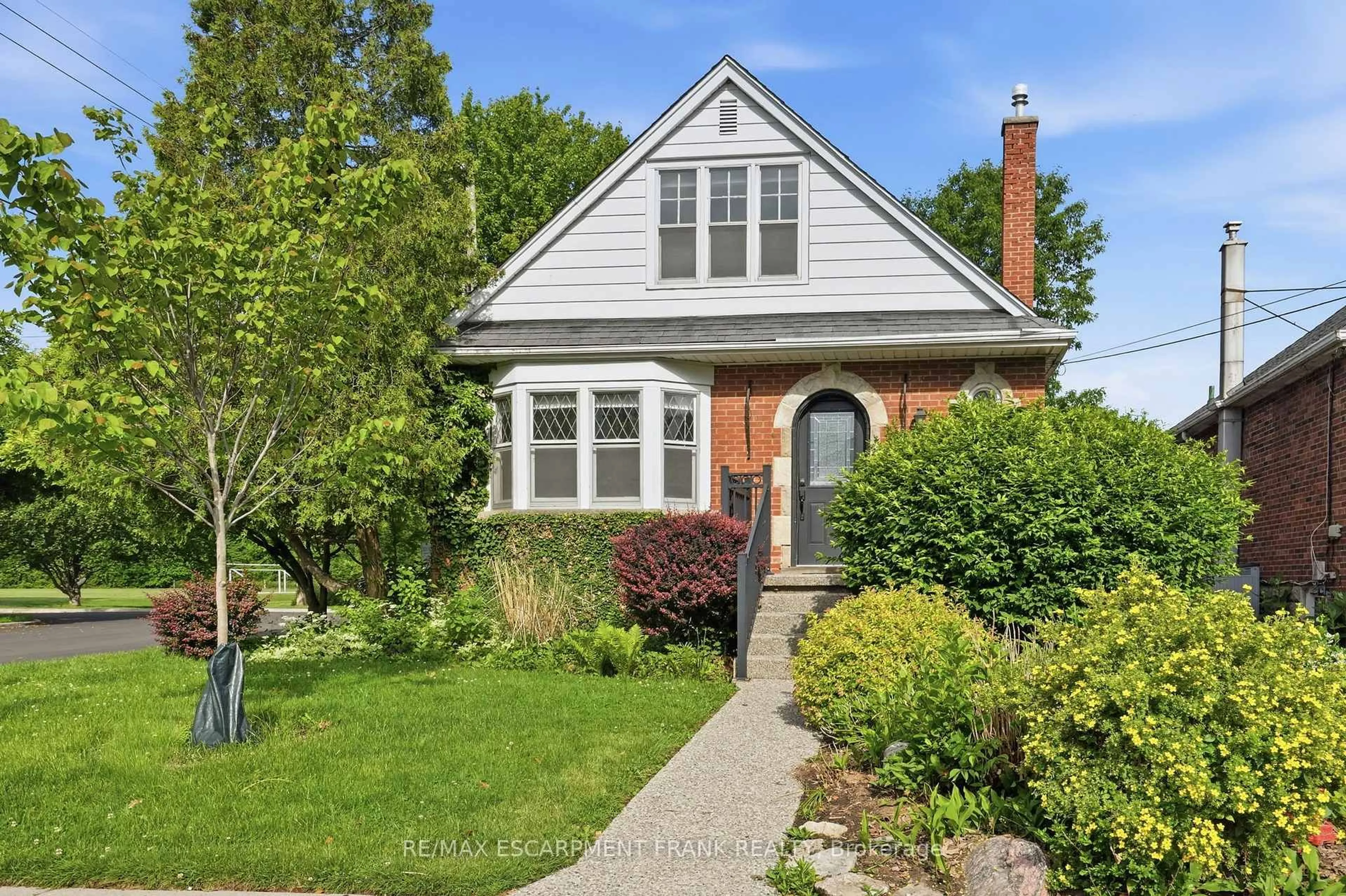 Home with brick exterior material, street for 153 PARKVIEW Dr, Hamilton Ontario L8S 3Y4