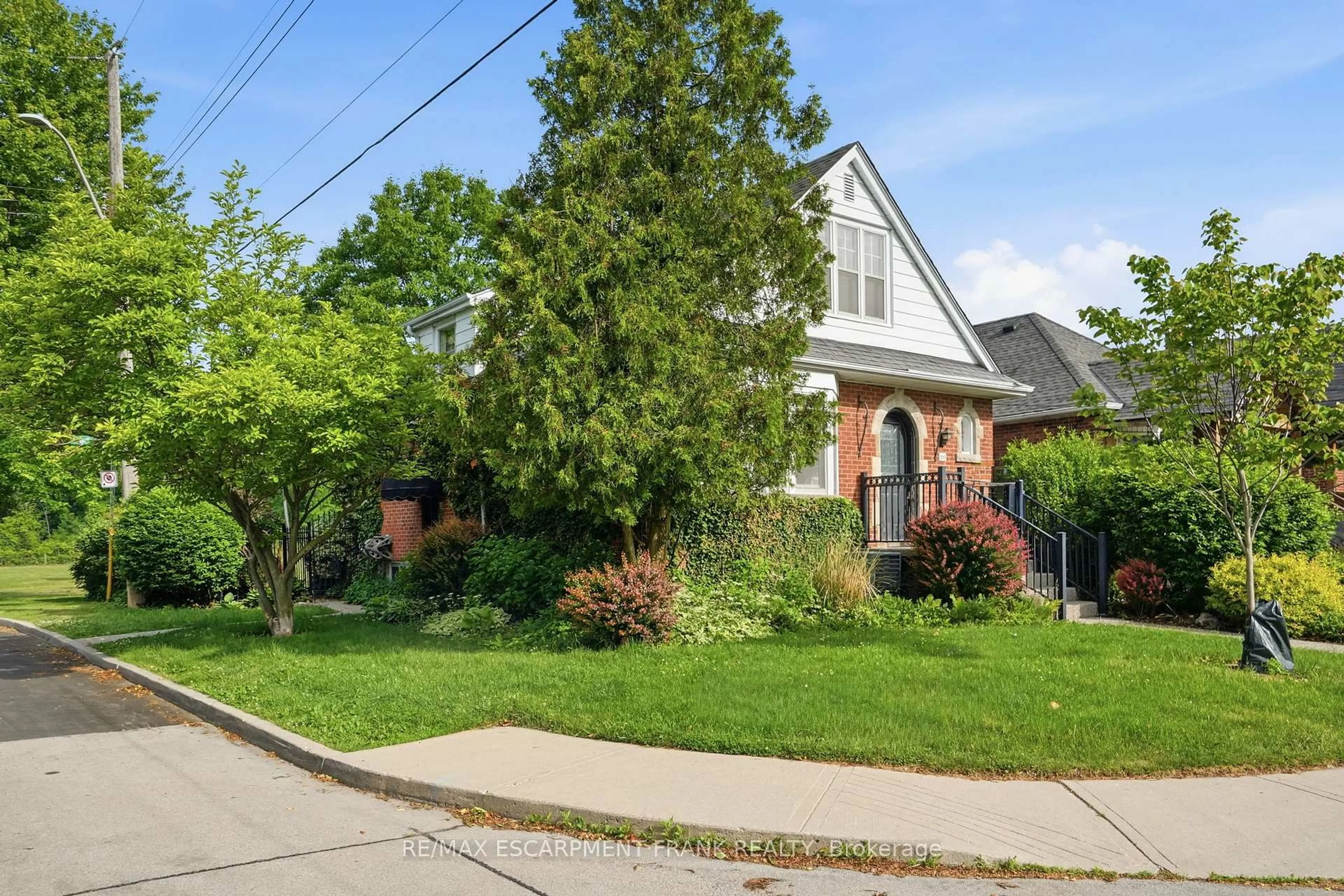 Home with brick exterior material, street for 153 PARKVIEW Dr, Hamilton Ontario L8S 3Y4