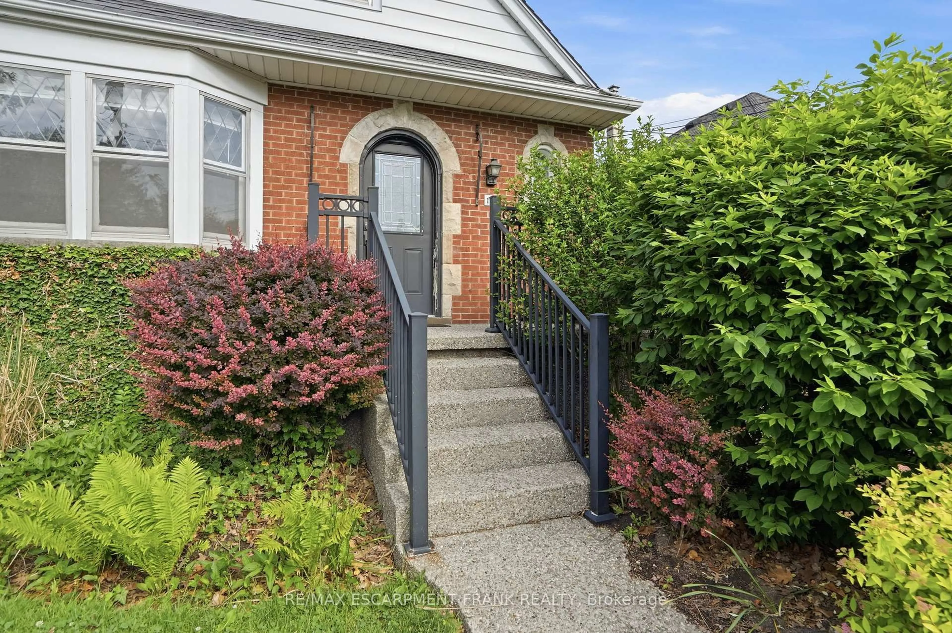 Unknown for 153 PARKVIEW Dr, Hamilton Ontario L8S 3Y4