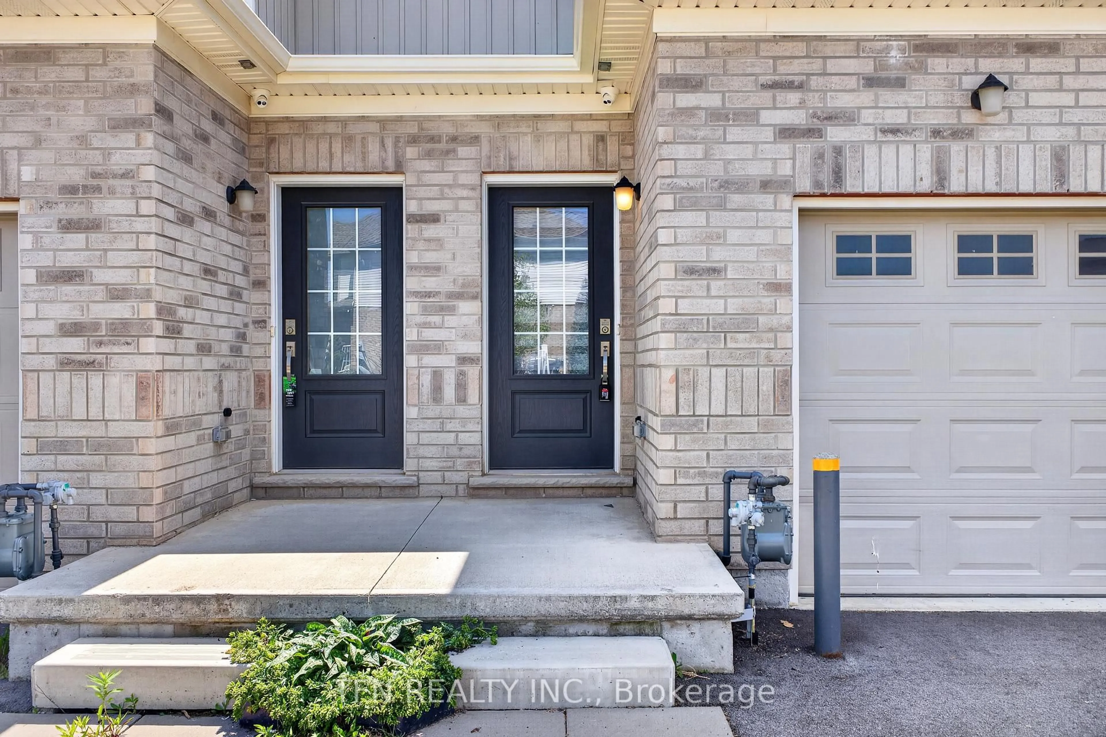 Indoor entryway for 245 Bur Oak Dr, Thorold Ontario L2V 0L7