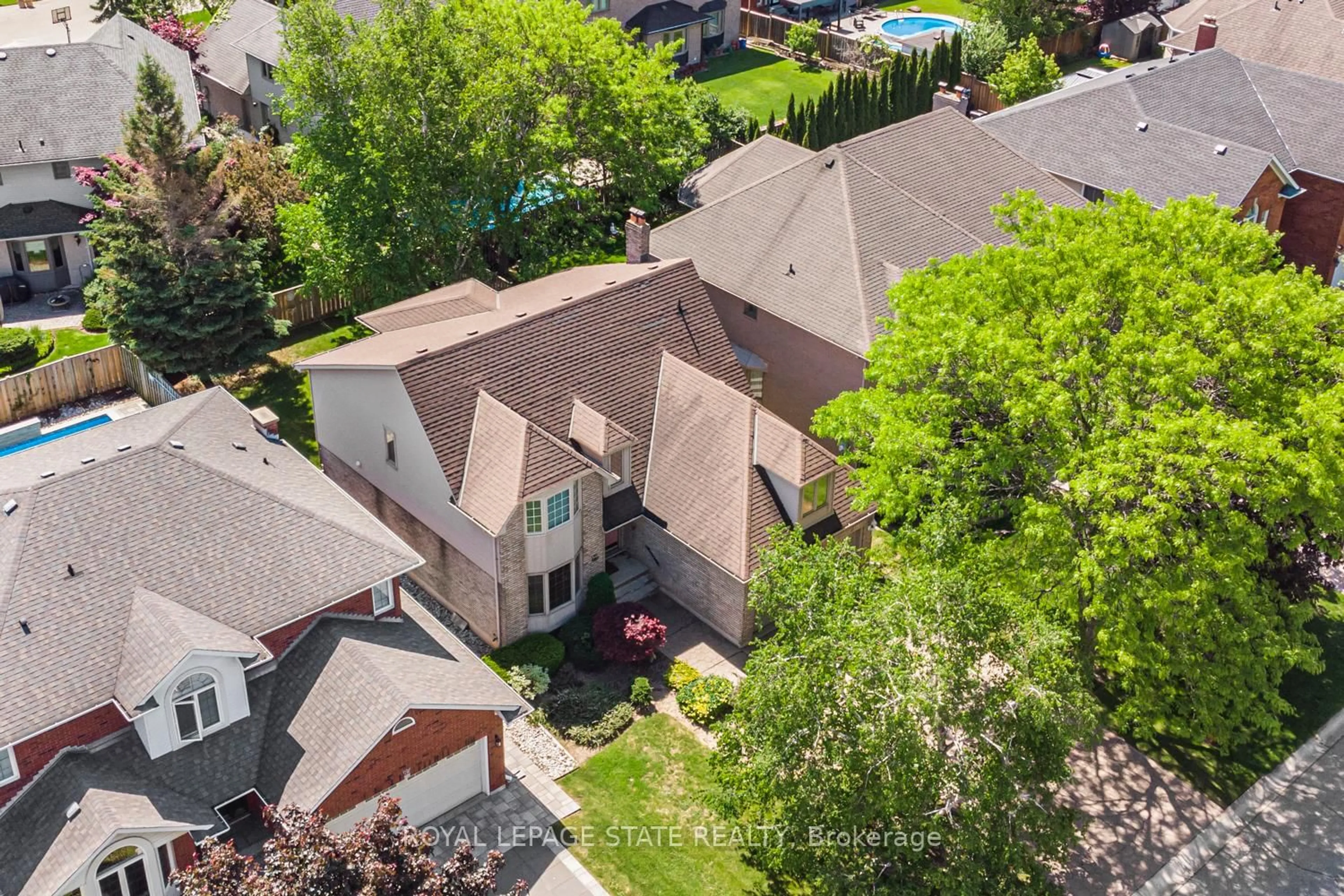 A pic from outside/outdoor area/front of a property/back of a property/a pic from drone, street for 85 Citation Cres, Hamilton Ontario L9K 1H8