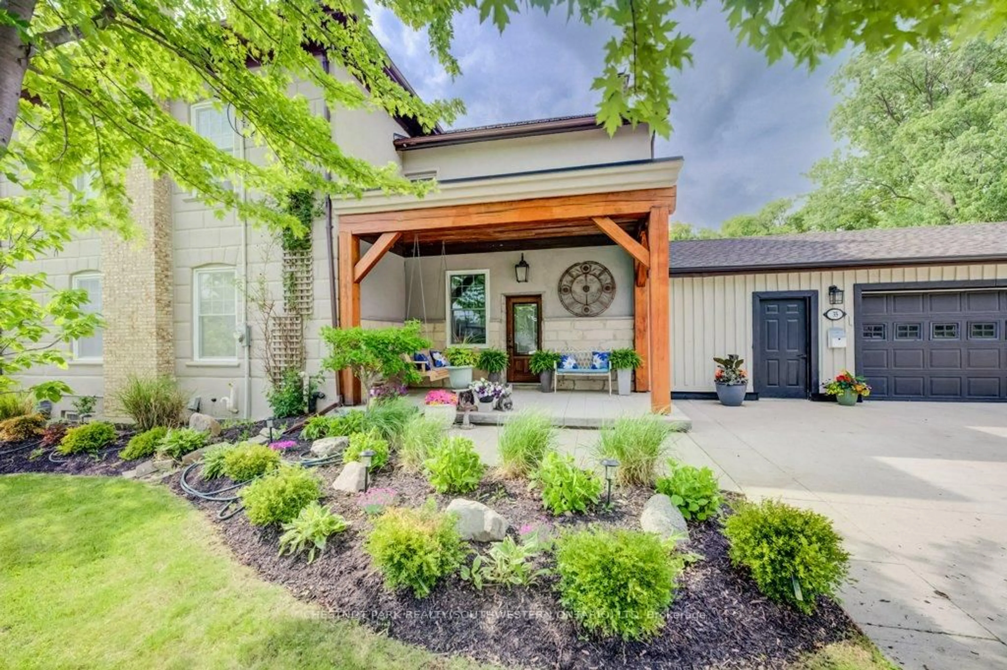 Indoor entryway for 35 Schweitzer St, Kitchener Ontario N2K 1B5