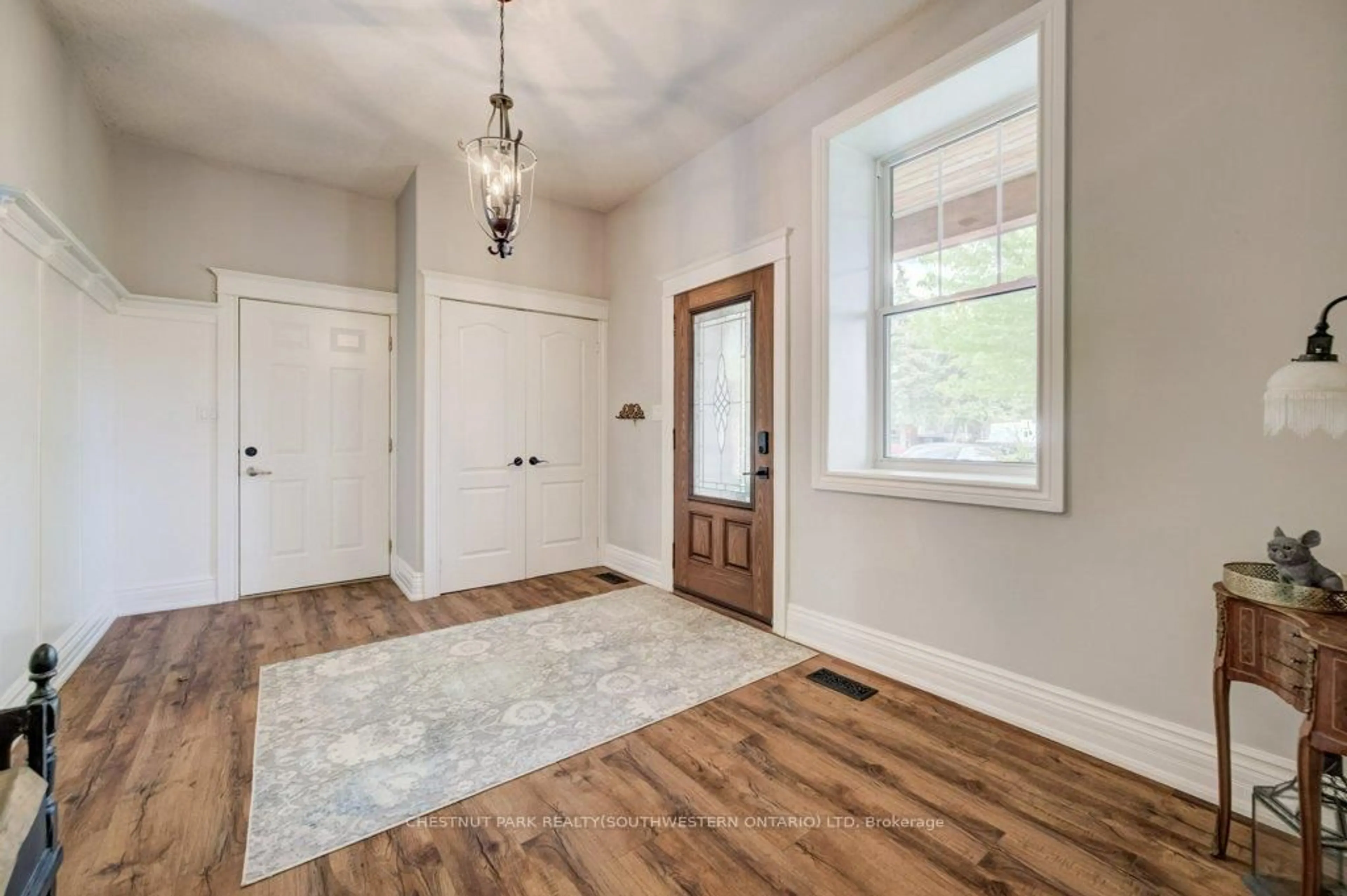 Indoor entryway for 35 Schweitzer St, Kitchener Ontario N2K 1B5