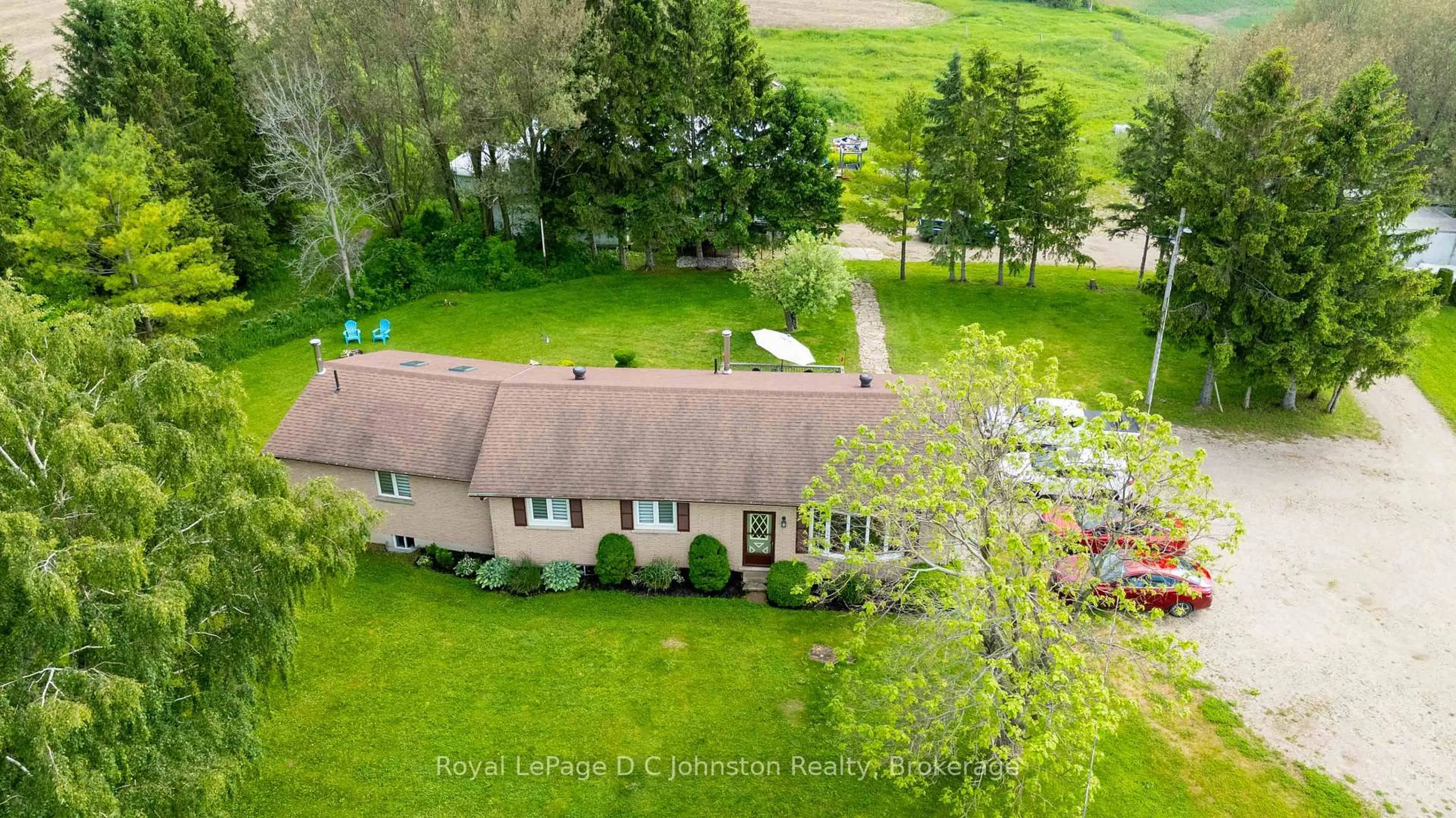 A pic from outside/outdoor area/front of a property/back of a property/a pic from drone, unknown for 1073 8 Concession, Kincardine Ontario N0G 2T0