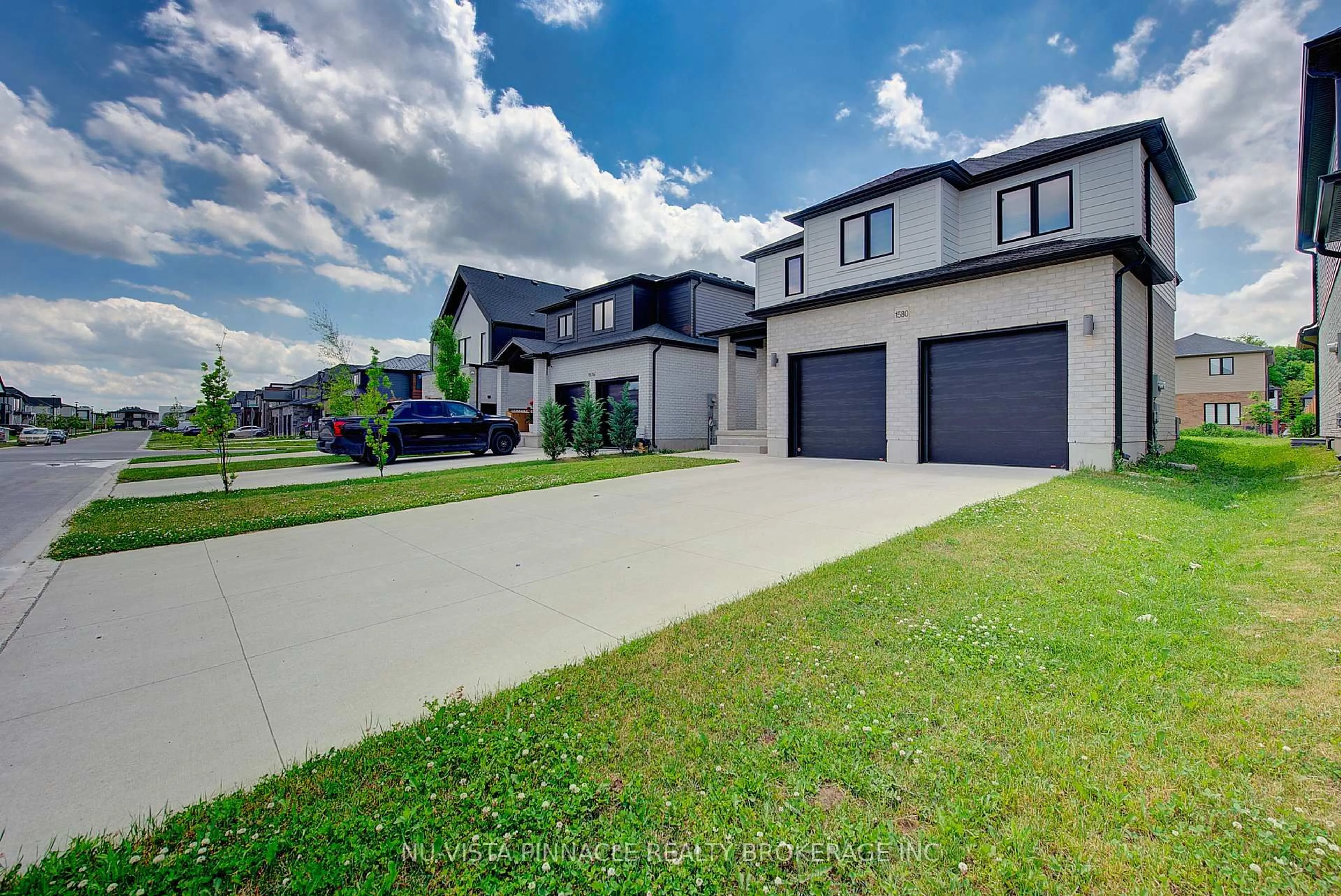 A pic from outside/outdoor area/front of a property/back of a property/a pic from drone, street for 1580 Medway Park Dr, London North Ontario N6G 3W1