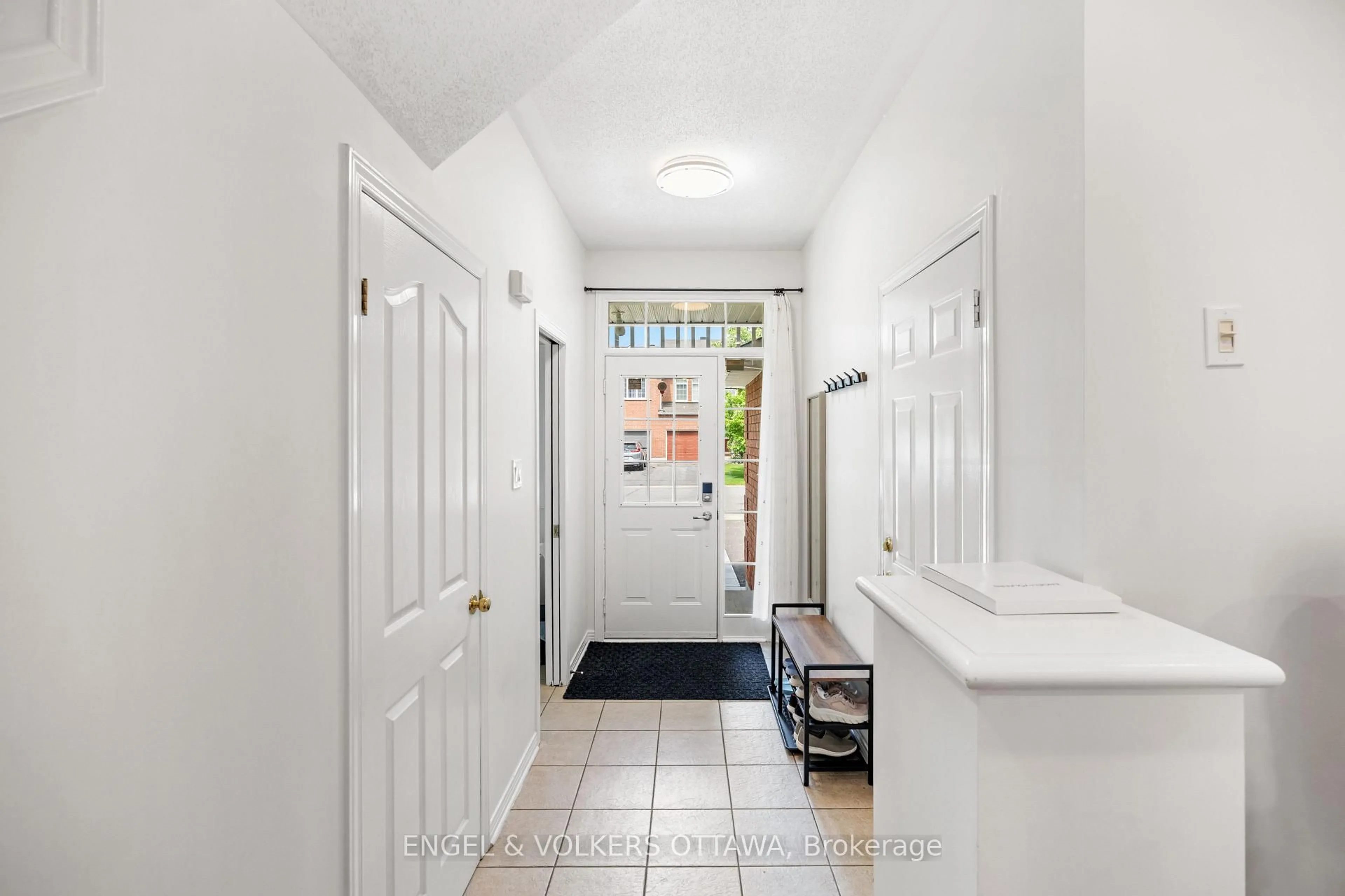 Indoor entryway for 18 Cambray Lane, Ottawa Ontario K2K 3C3