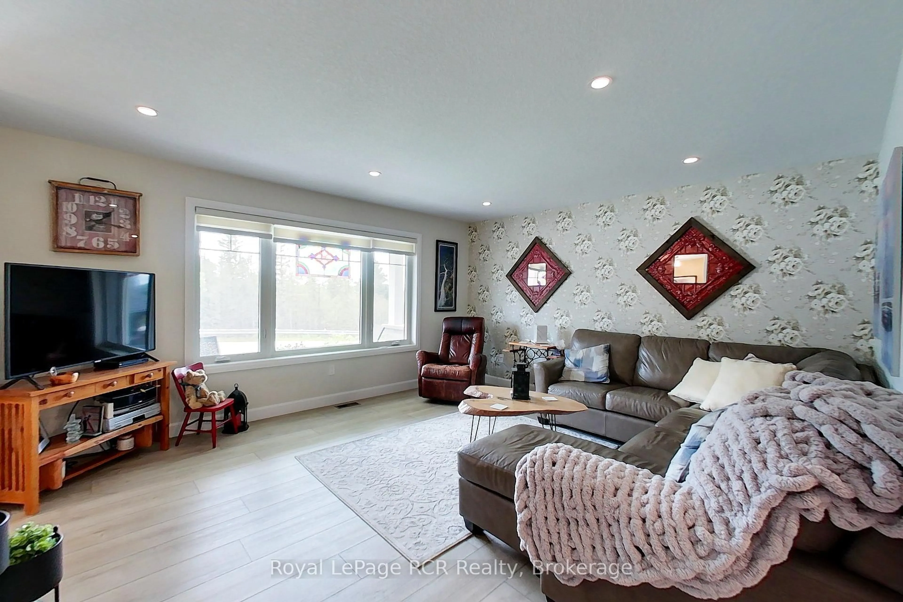 Living room with furniture, unknown for 855 17th St, Hanover Ontario N4N 3B8