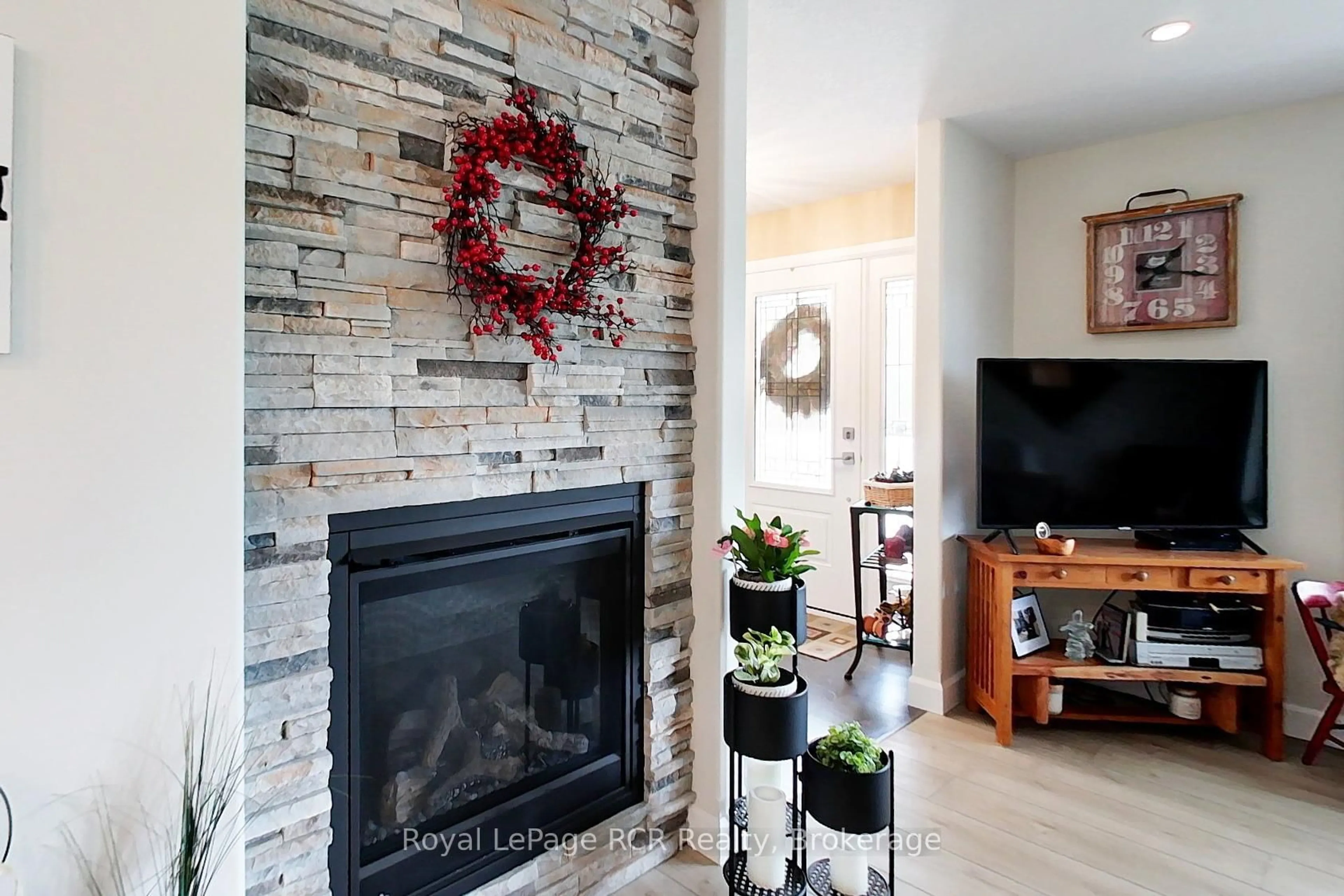 Indoor entryway for 855 17th St, Hanover Ontario N4N 3B8