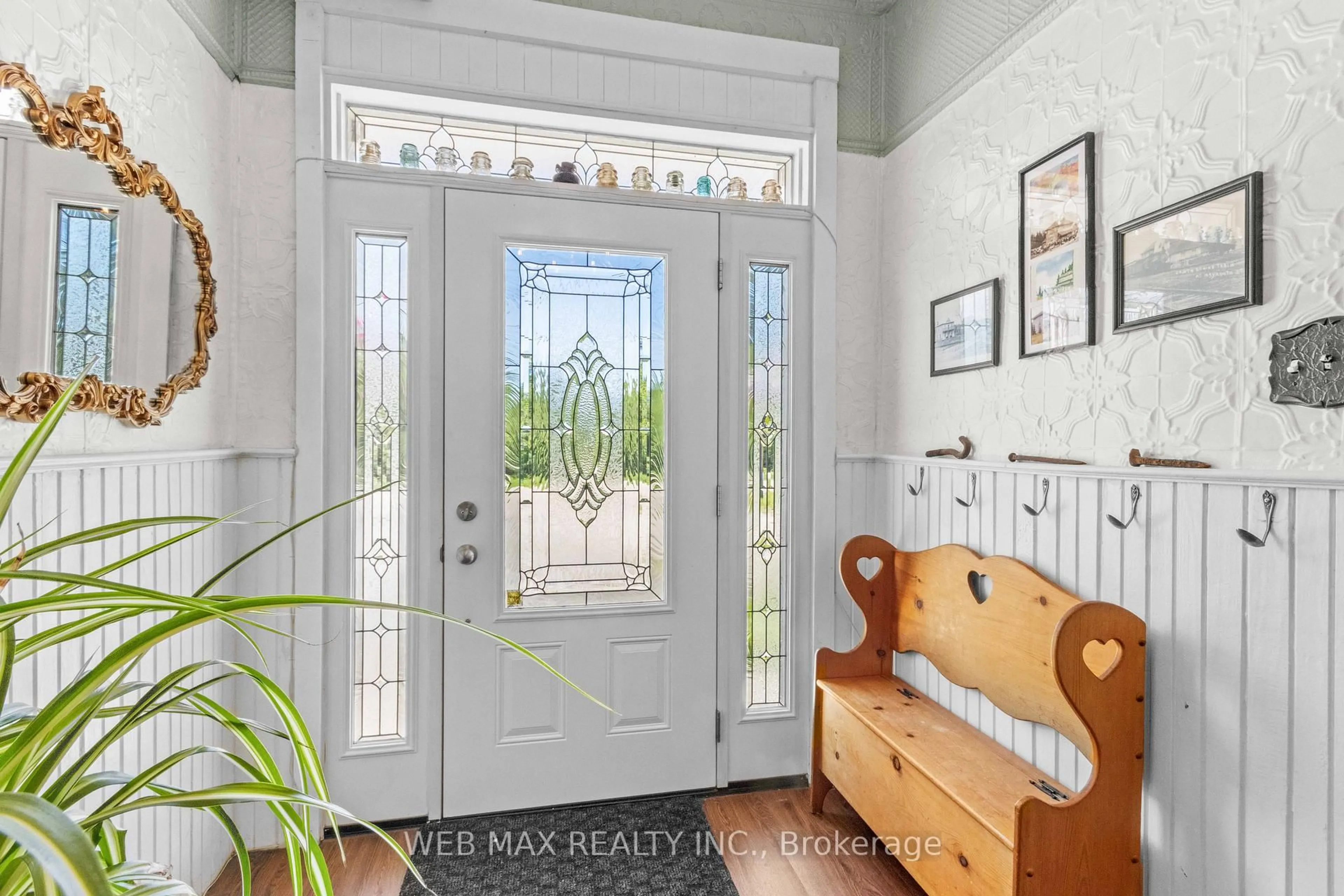 Indoor entryway for 32 Maynooth Stn Rd, Maynooth Ontario K0L 2S0