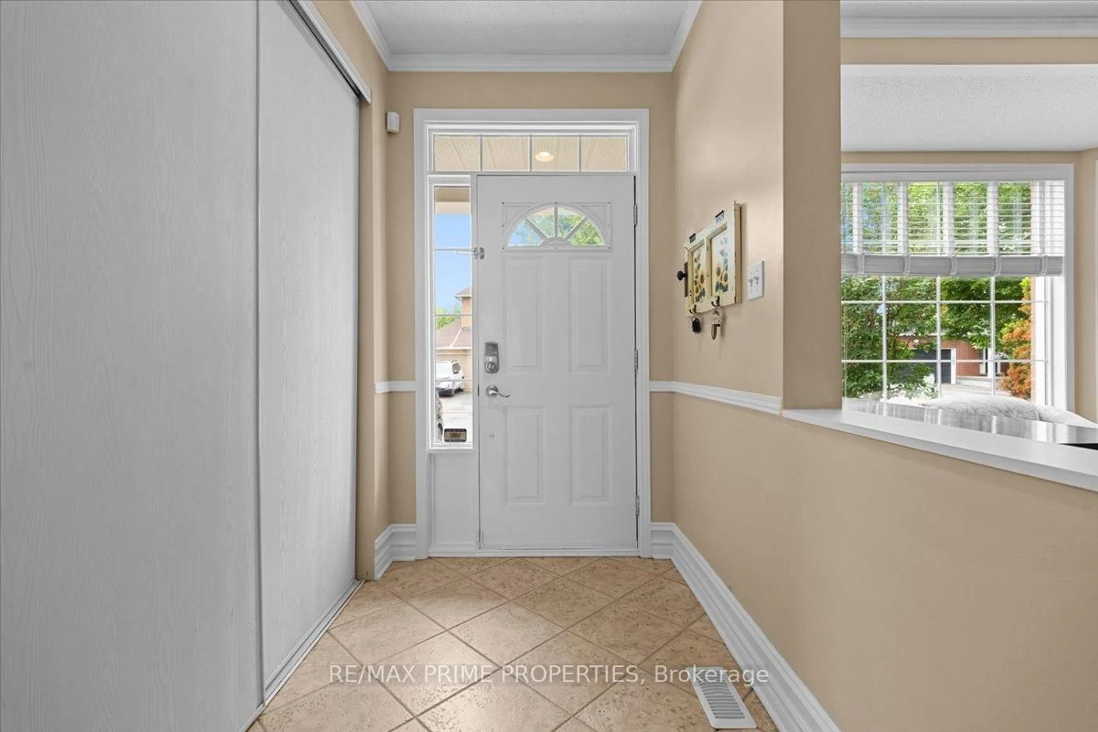 Indoor entryway for 2114 Sandy Oaks Dr, Ottawa Ontario K1W 1H6