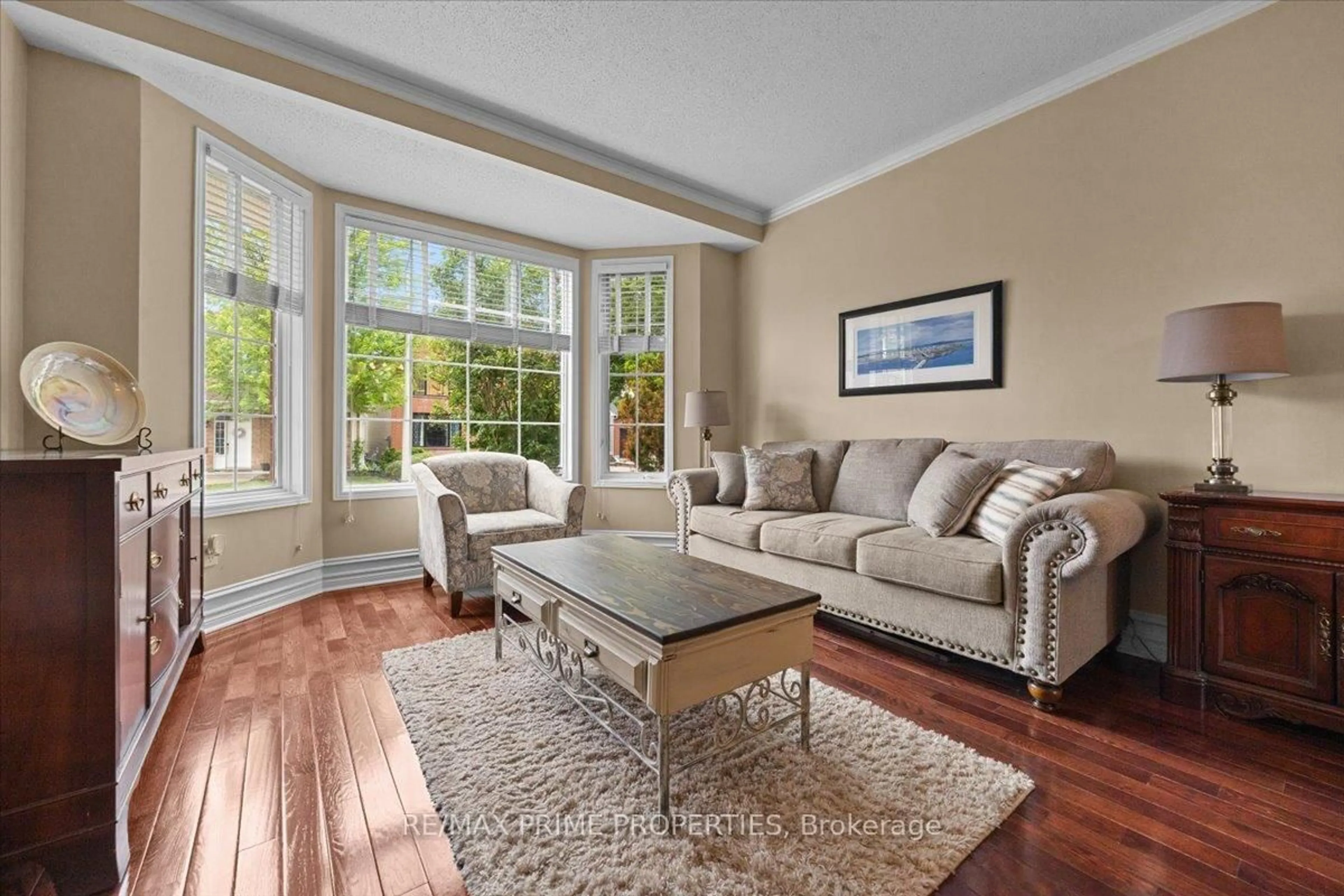 Living room with furniture, unknown for 2114 Sandy Oaks Dr, Ottawa Ontario K1W 1H6