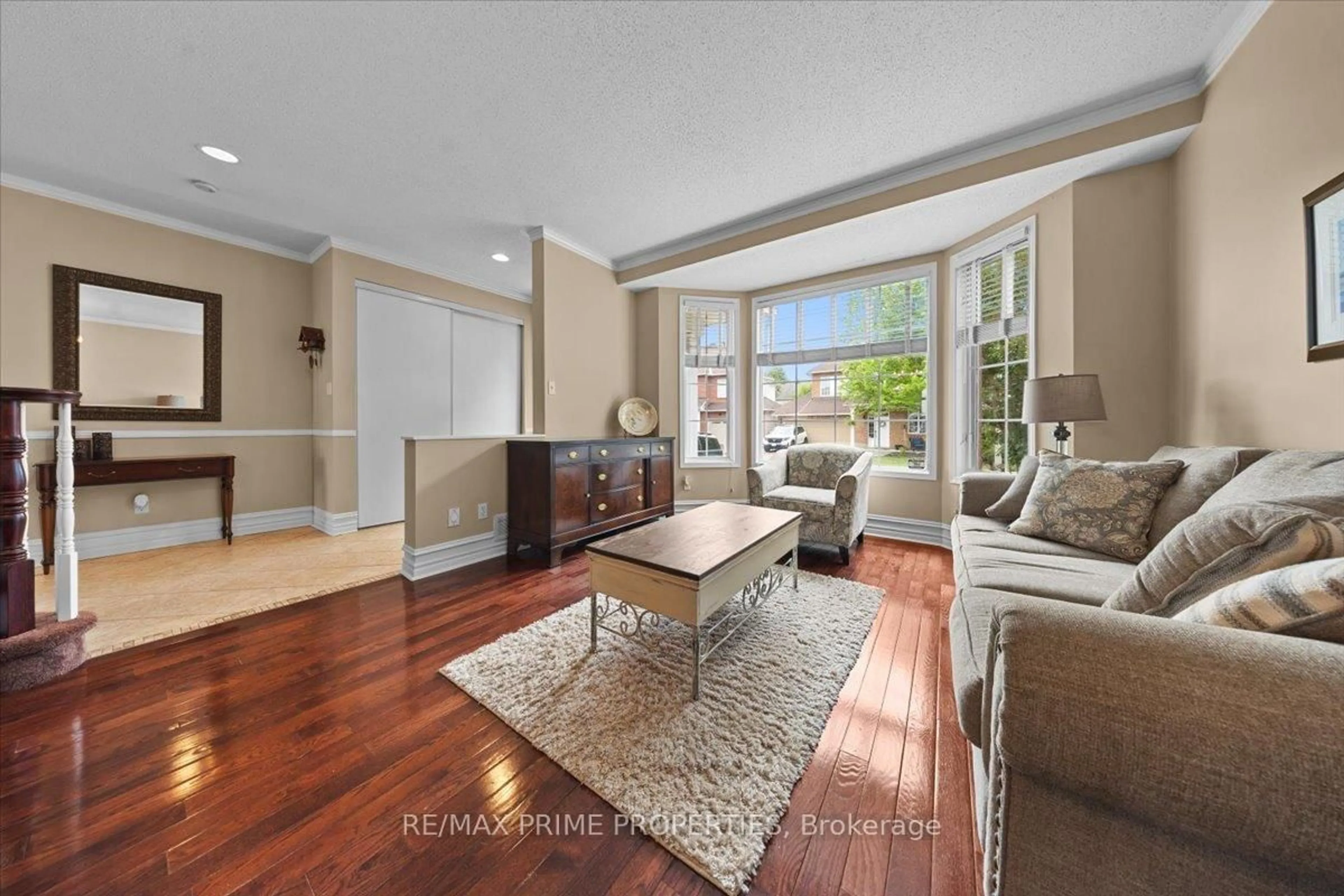 Living room with furniture, unknown for 2114 Sandy Oaks Dr, Ottawa Ontario K1W 1H6