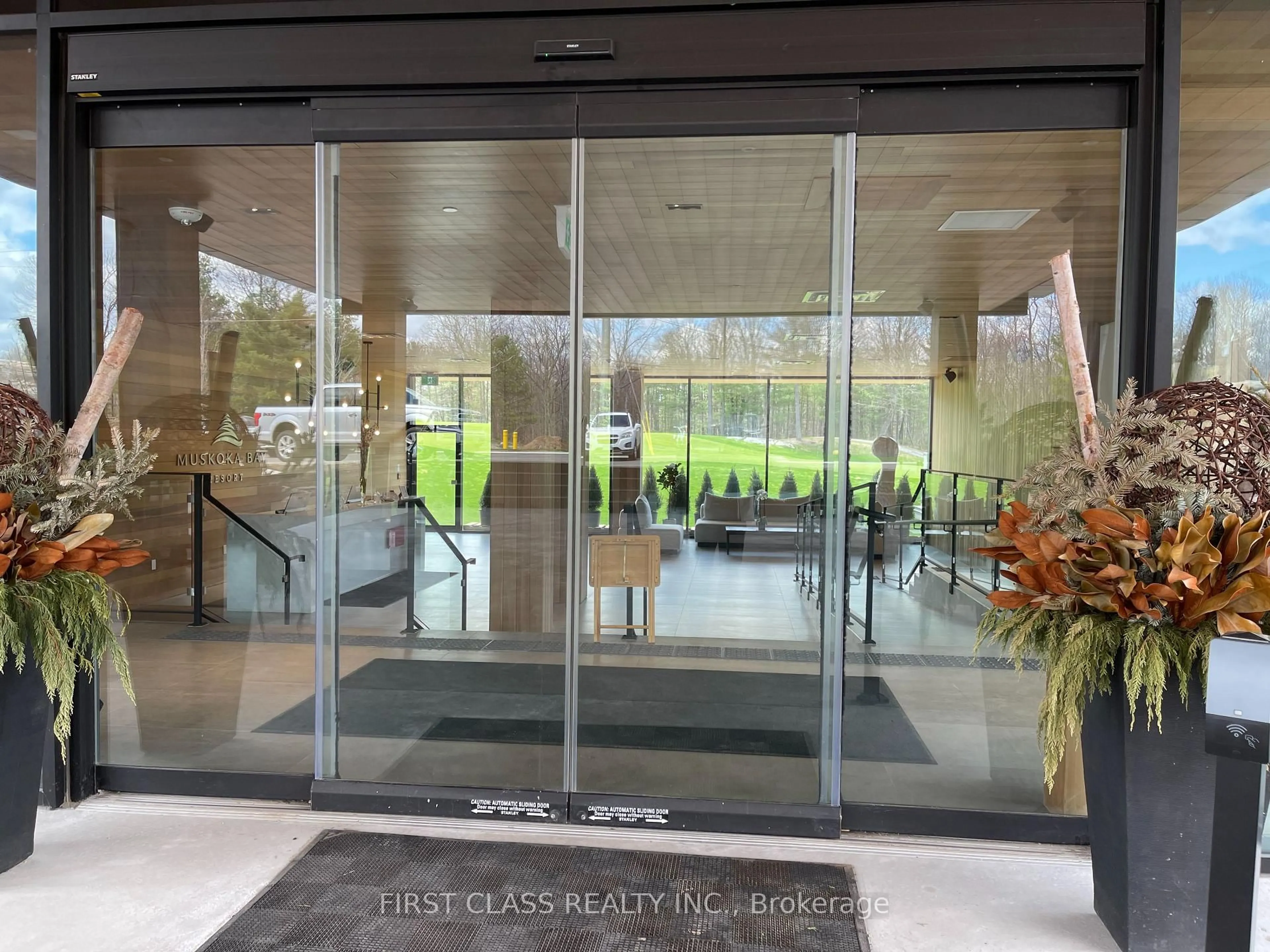 Indoor foyer for 120 Carrick Tr #306, Gravenhurst Ontario P1P 0A1