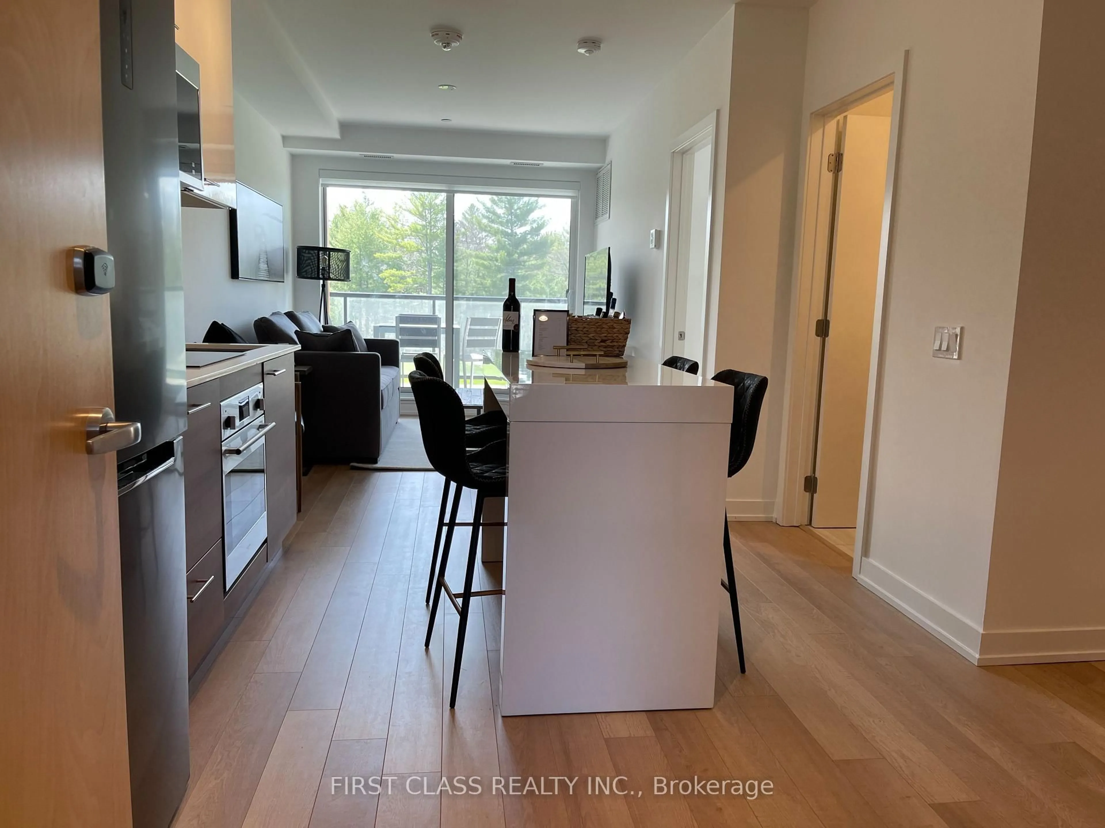 Open concept kitchen, wood/laminate floor for 120 Carrick Tr #306, Gravenhurst Ontario P1P 0A1