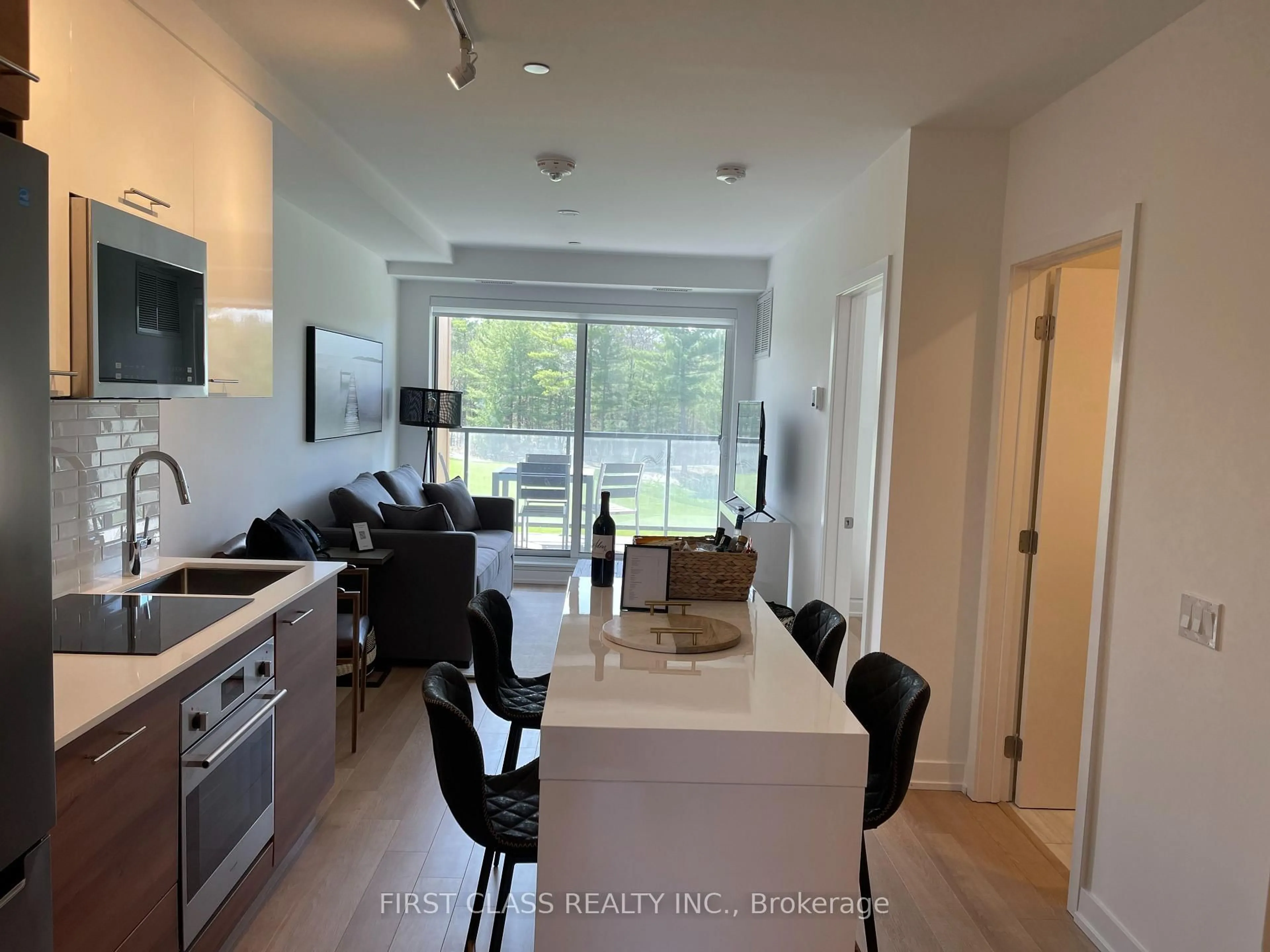 Open concept kitchen, wood/laminate floor for 120 Carrick Tr #306, Gravenhurst Ontario P1P 0A1