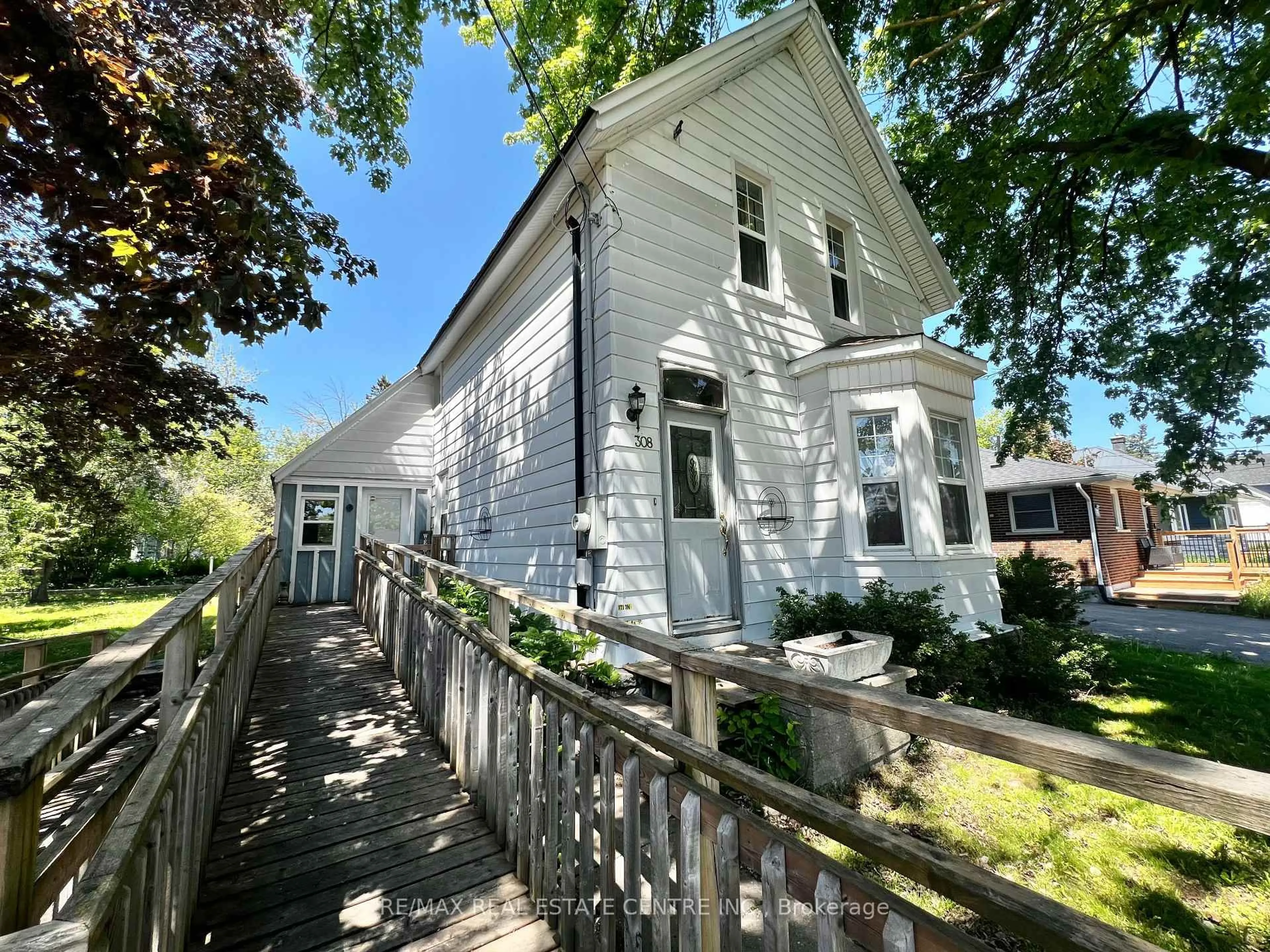 A pic from outside/outdoor area/front of a property/back of a property/a pic from drone, street for 308 William St, Shelburne Ontario L9V 3A7