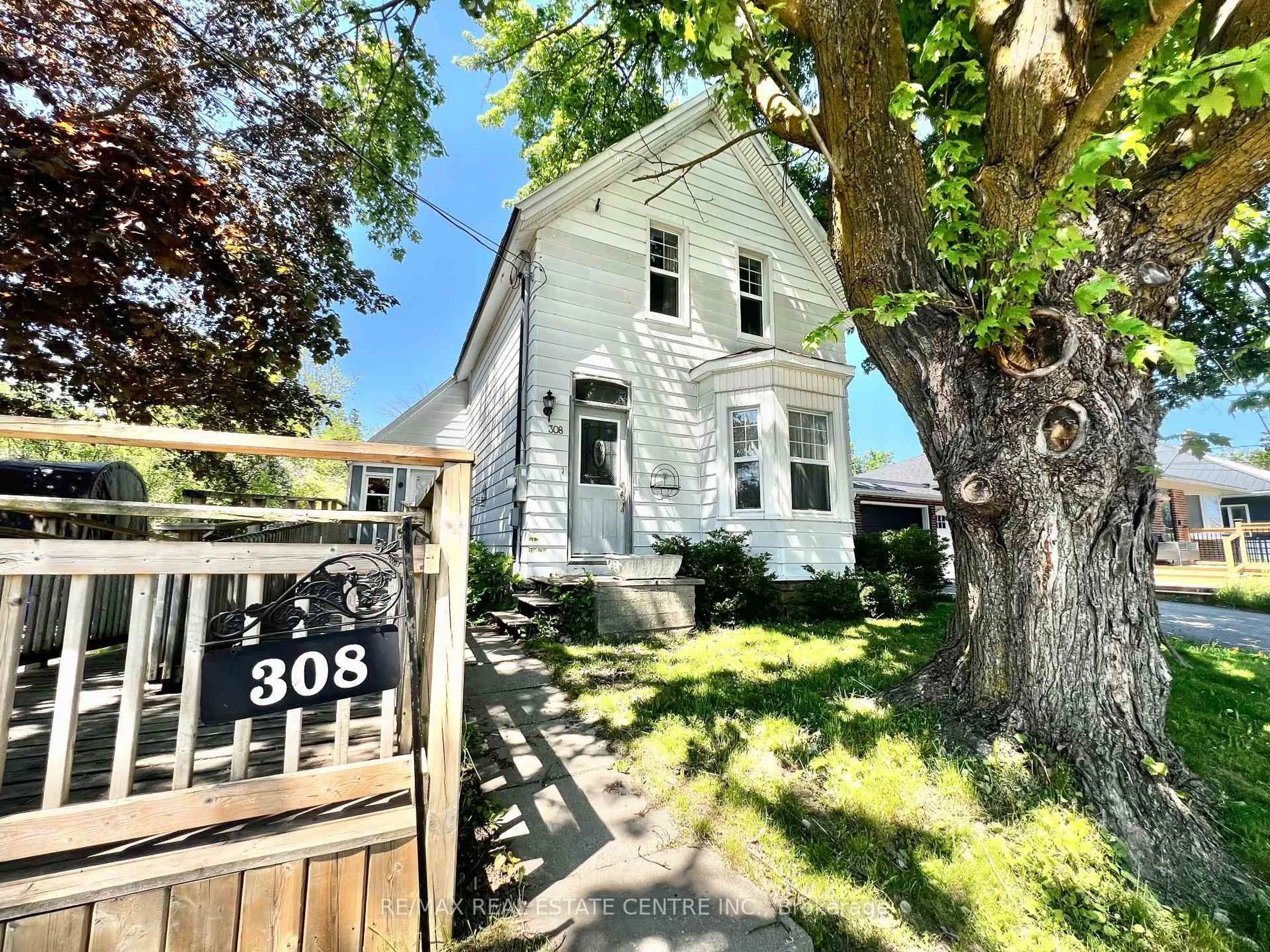A pic from outside/outdoor area/front of a property/back of a property/a pic from drone, street for 308 William St, Shelburne Ontario L9V 3A7
